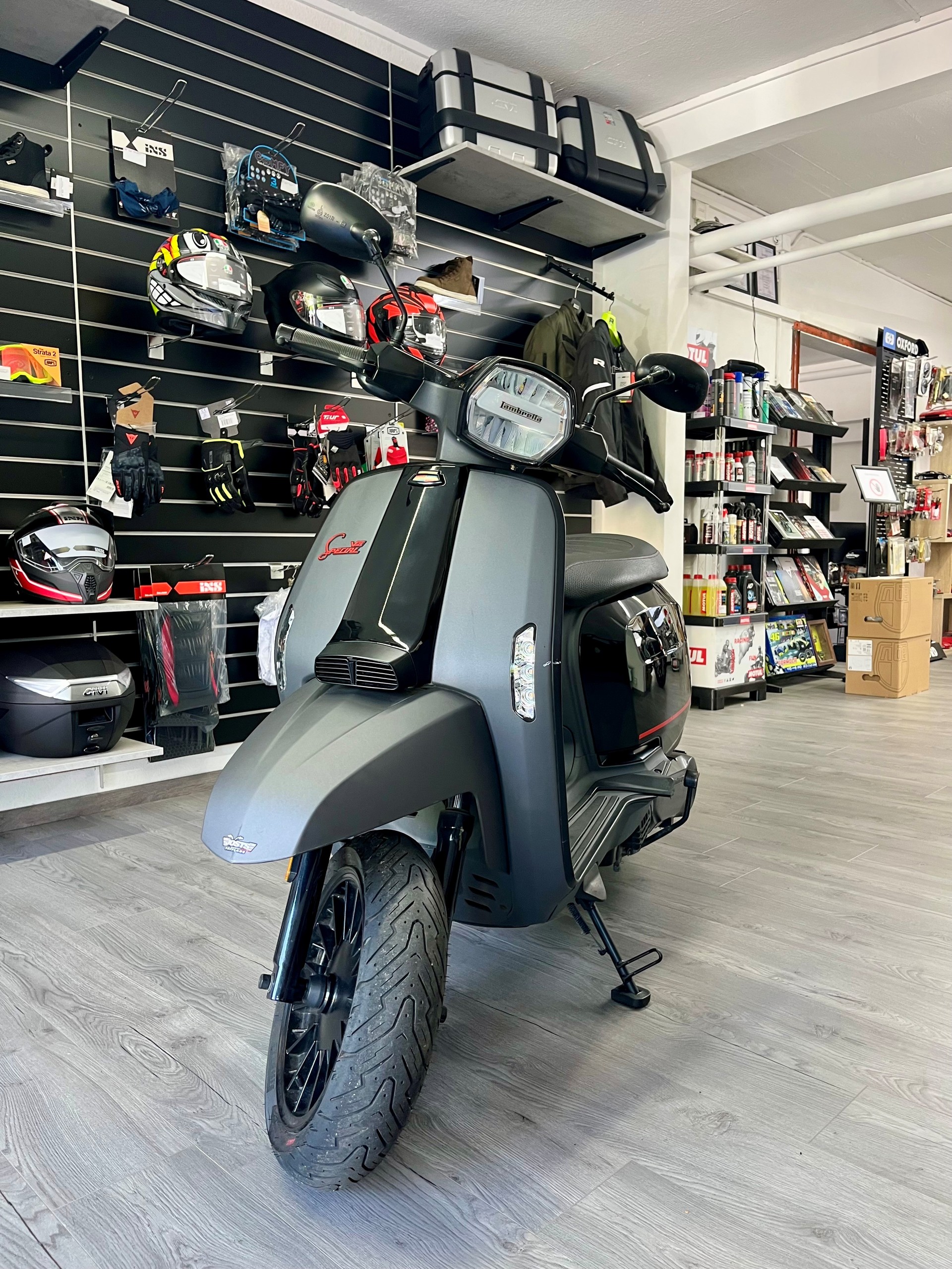 LAMBRETTA V 125 Special Fix Fender Pirelli Edition - GRATIS LIEFERUNG*-showroom-element-2