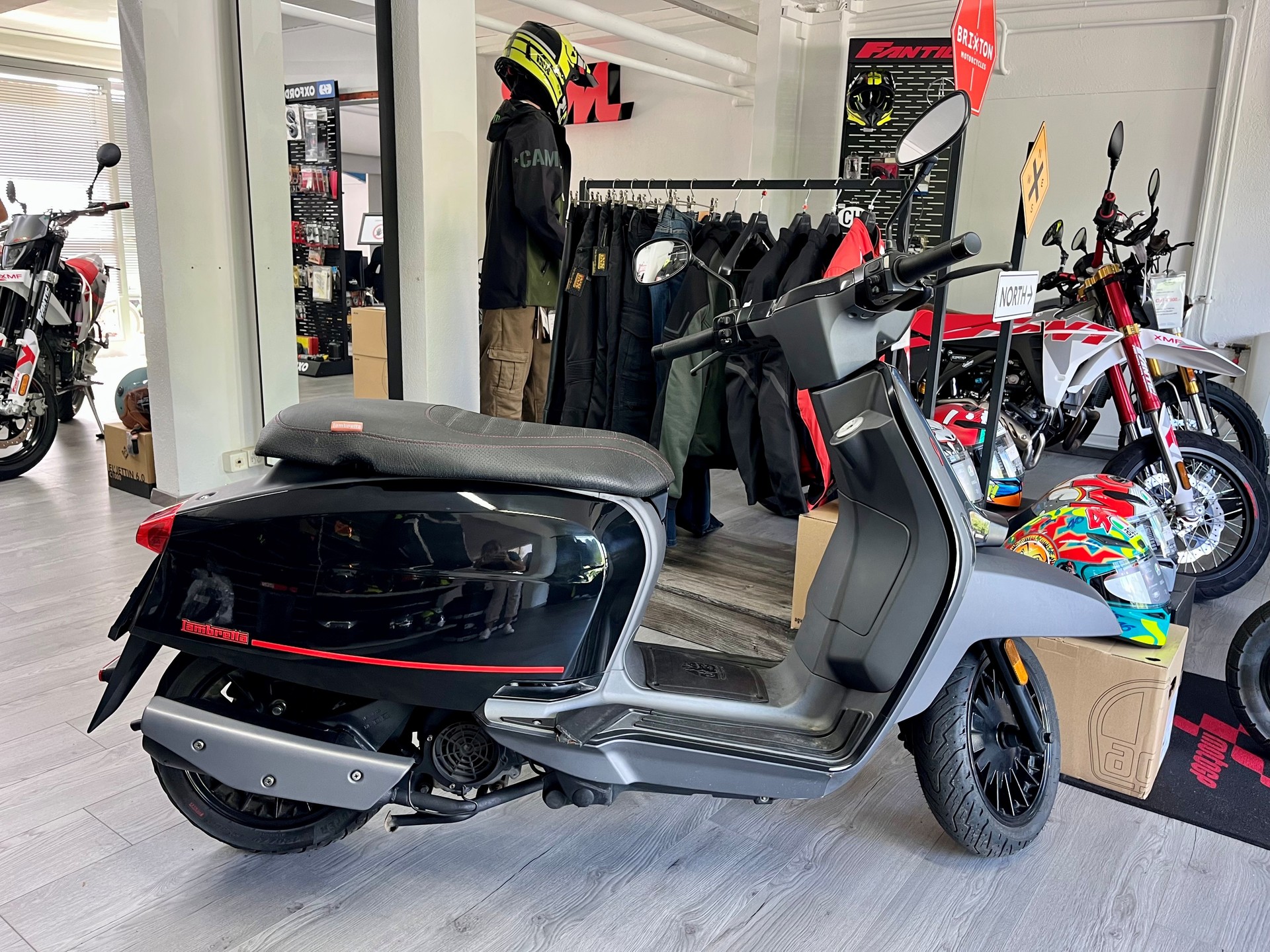 LAMBRETTA V 125 Special Fix Fender Pirelli Edition - GRATIS LIEFERUNG*-showroom-element-1