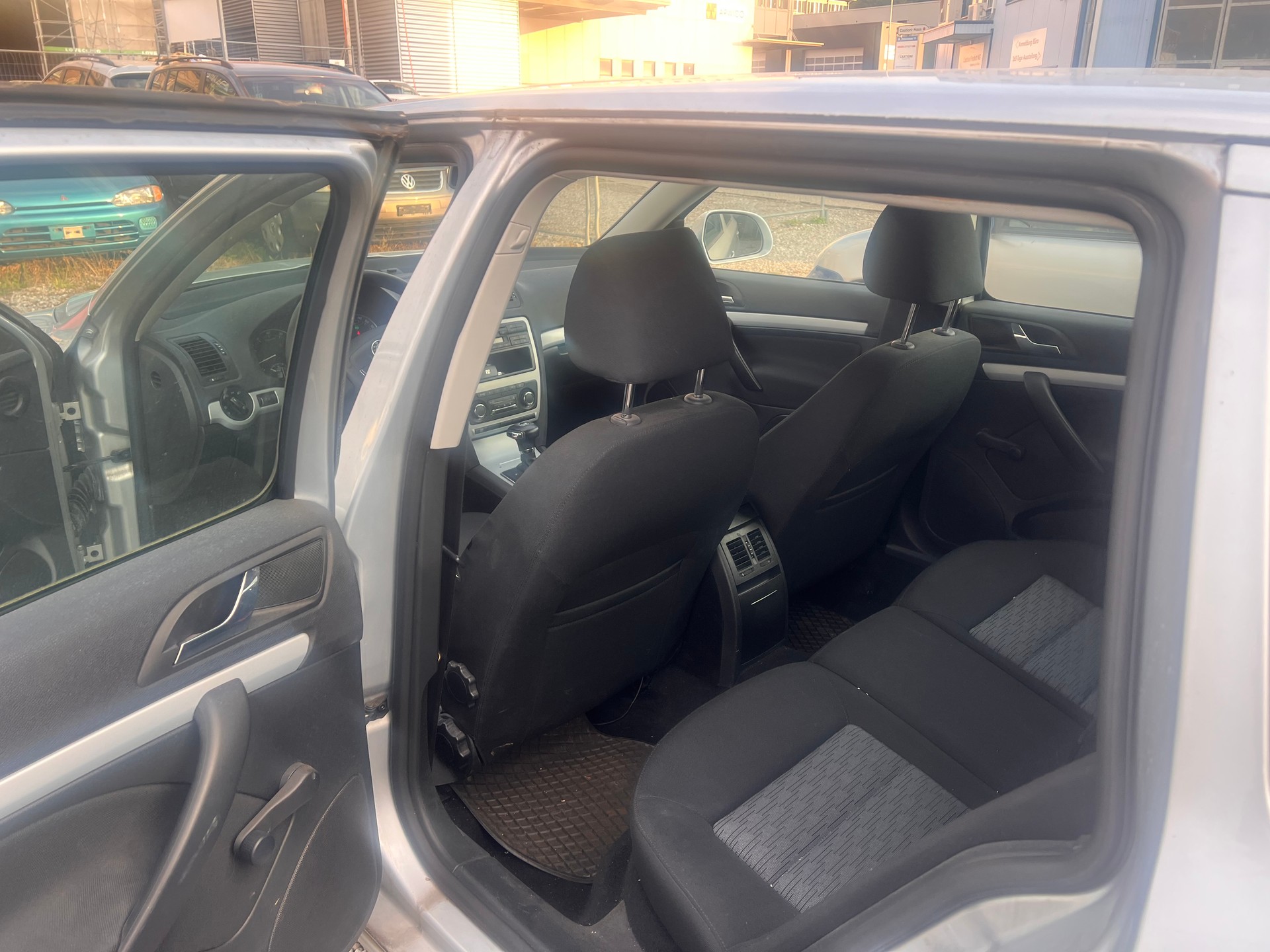 SKODA Octavia Combi 1.4 TSI Ambiente DSG-image-9