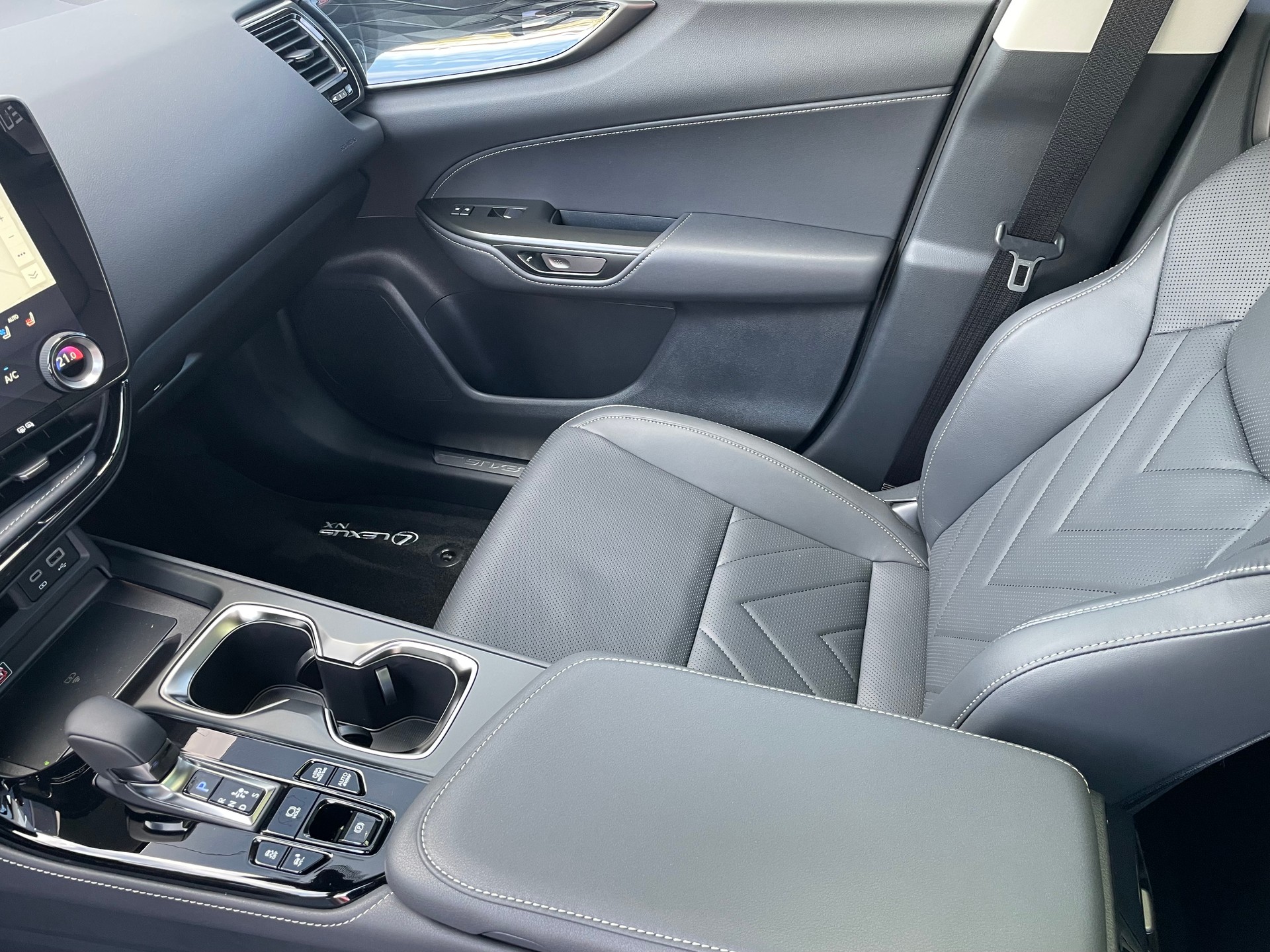 LEXUS NX 450h+ E-FOUR Comfort-image-15