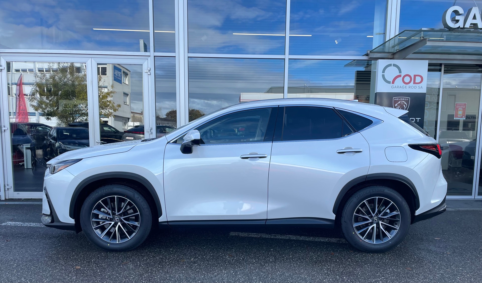 LEXUS NX 450h+ E-FOUR Comfort-image-2