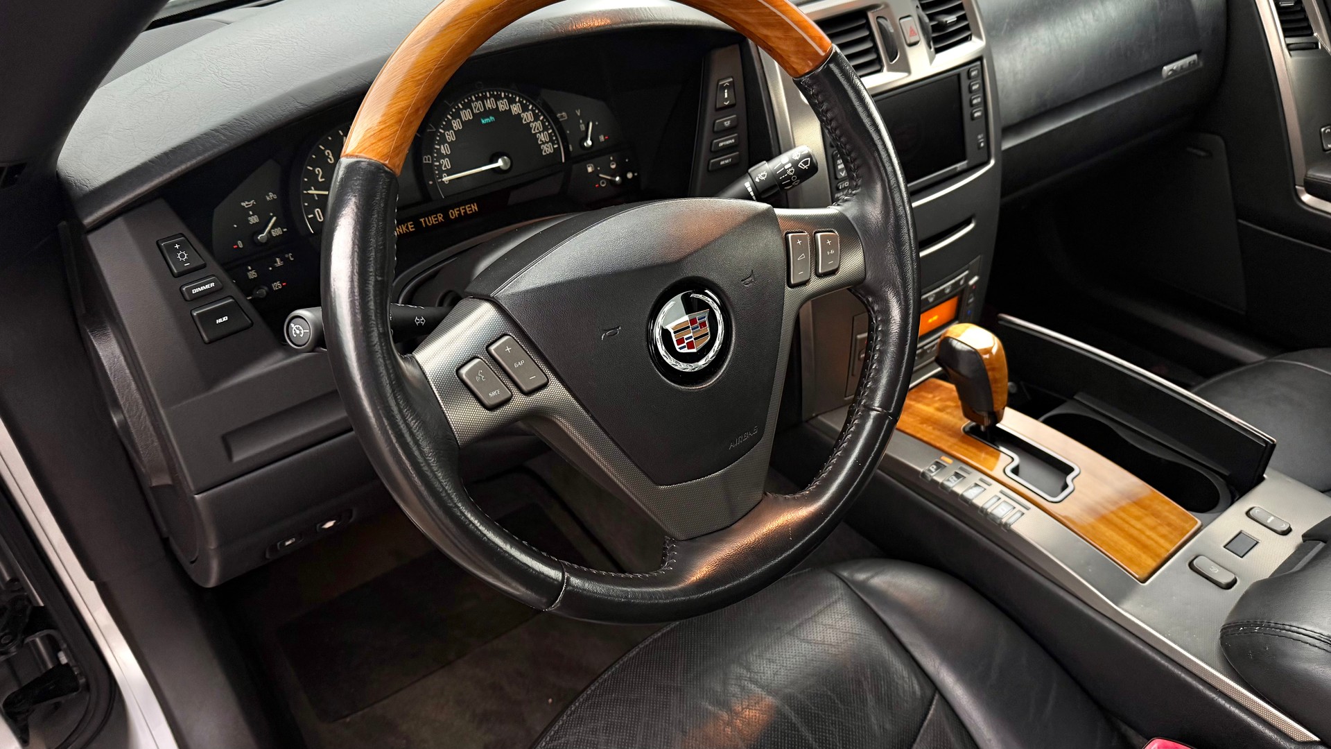 CADILLAC XLR 4.6 32V-image-2