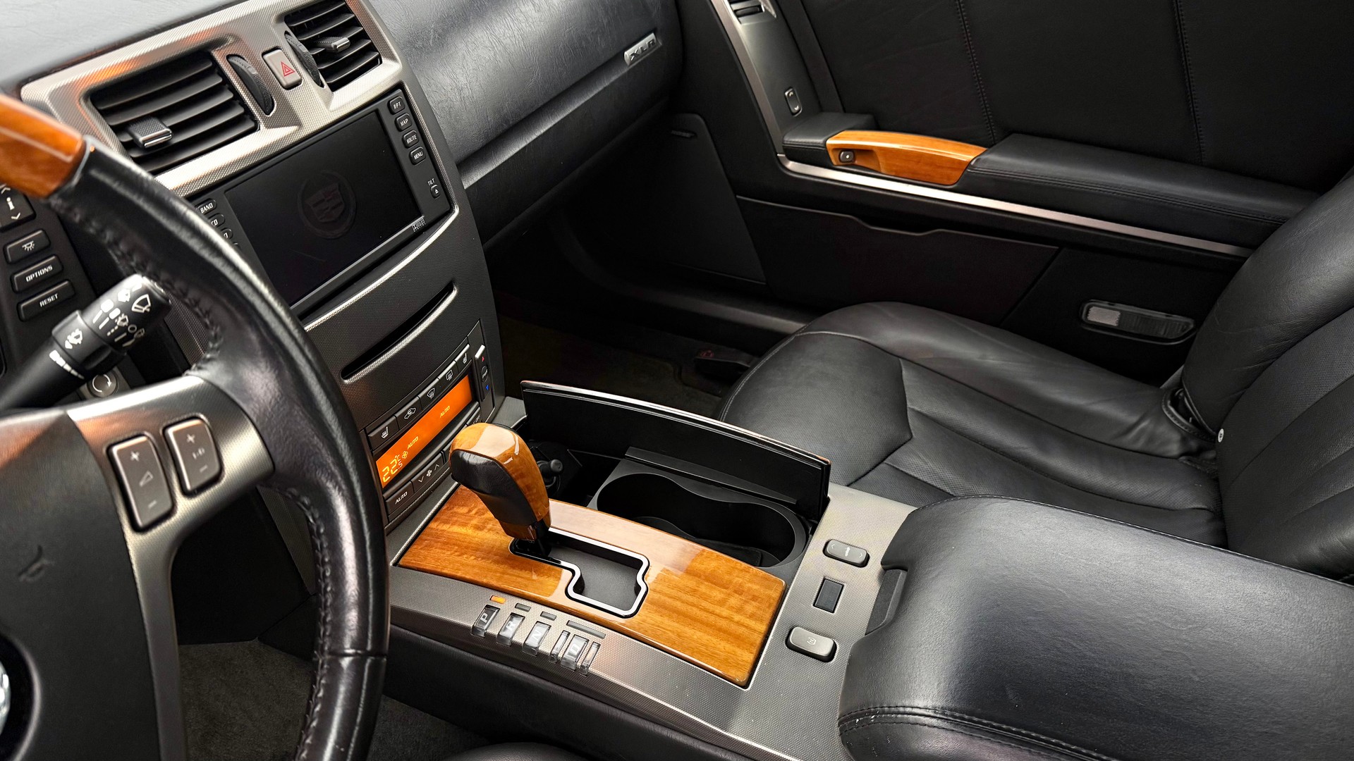 CADILLAC XLR 4.6 32V-image-3