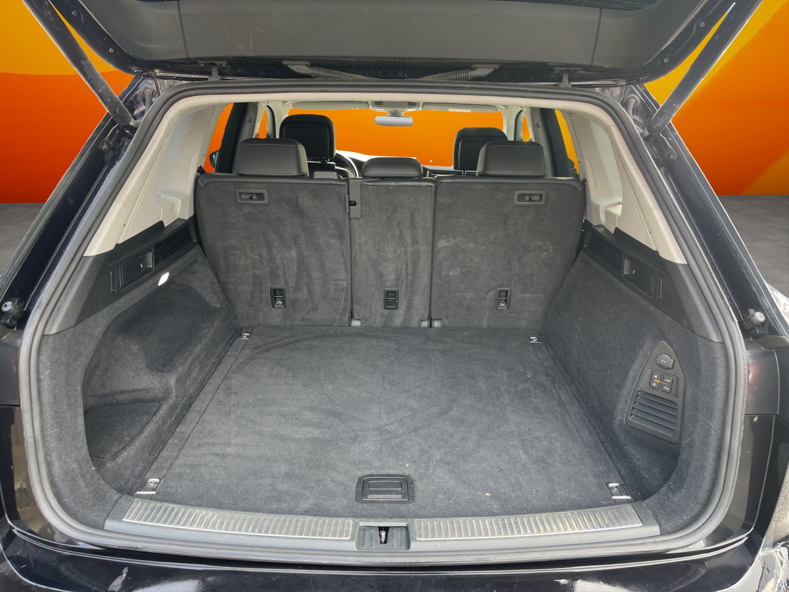 VW Touareg 3.0 TDI Elegance Tiptronic-image-12