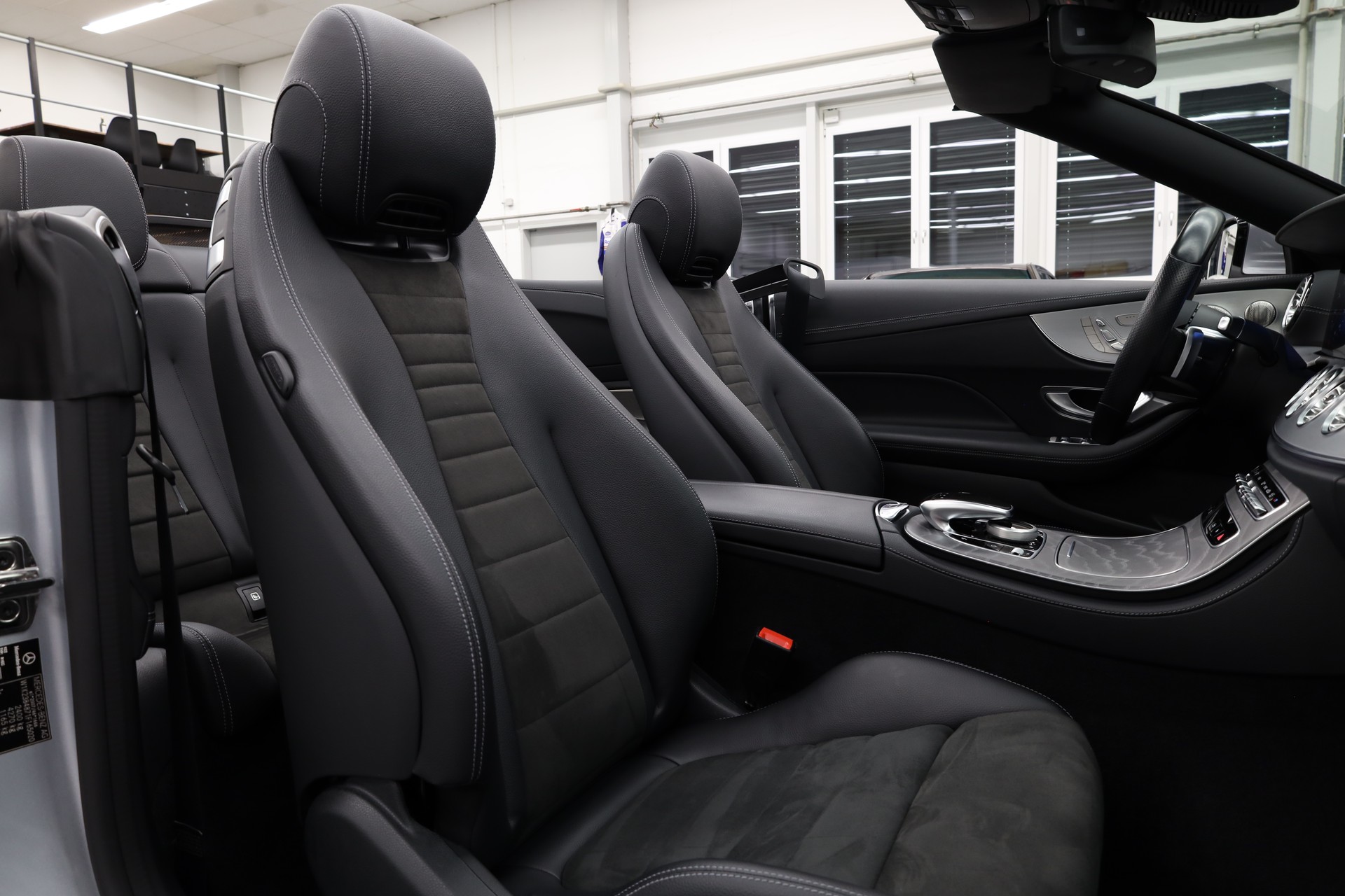 MERCEDES-BENZ E 200 AMG Line 4matic Cabriolet-image-15