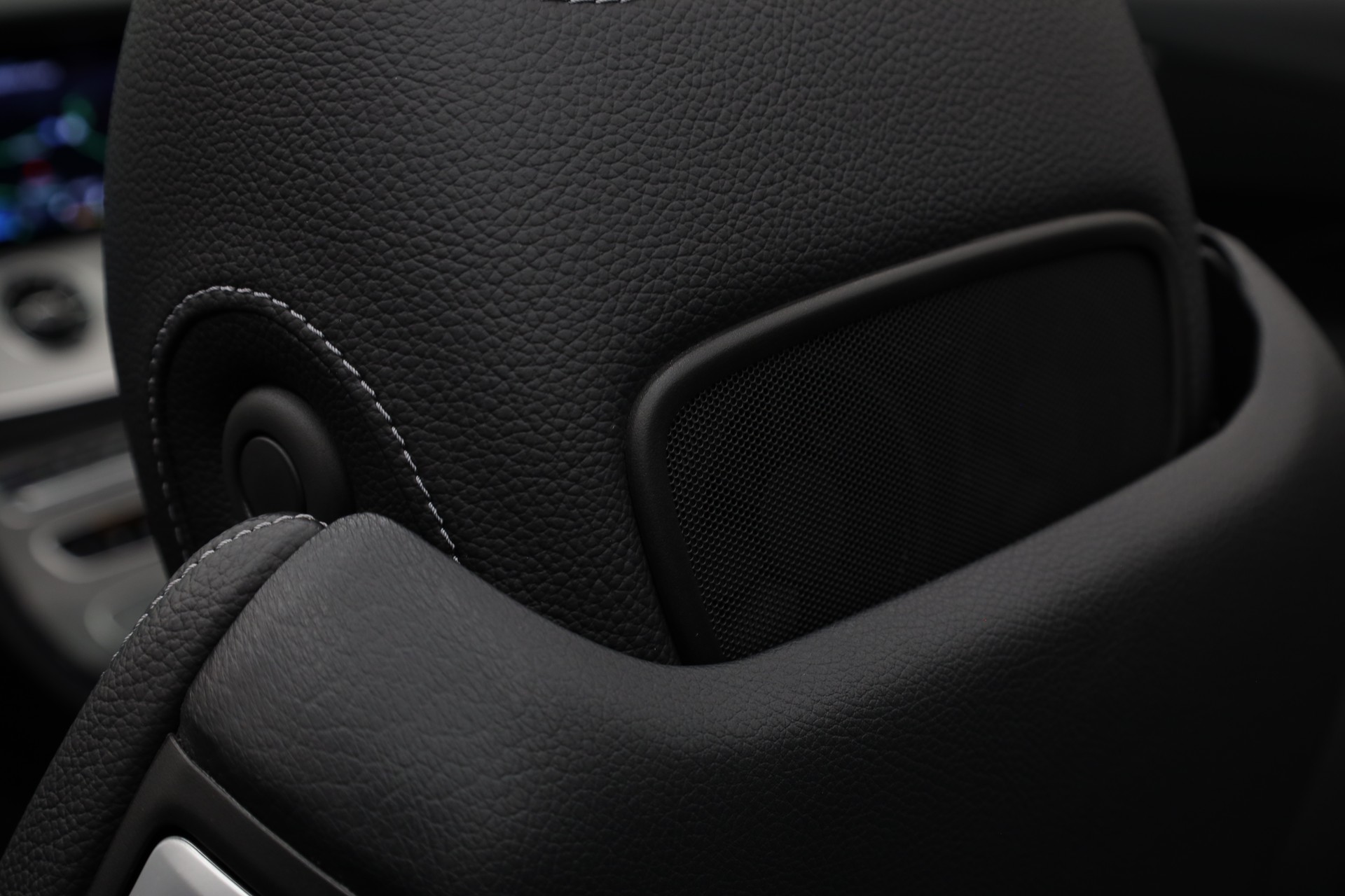 MERCEDES-BENZ E 200 AMG Line 4matic Cabriolet-image-23