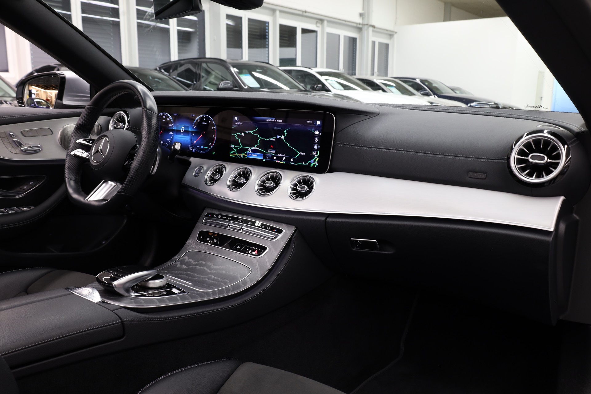 MERCEDES-BENZ E 200 AMG Line 4matic Cabriolet-image-17
