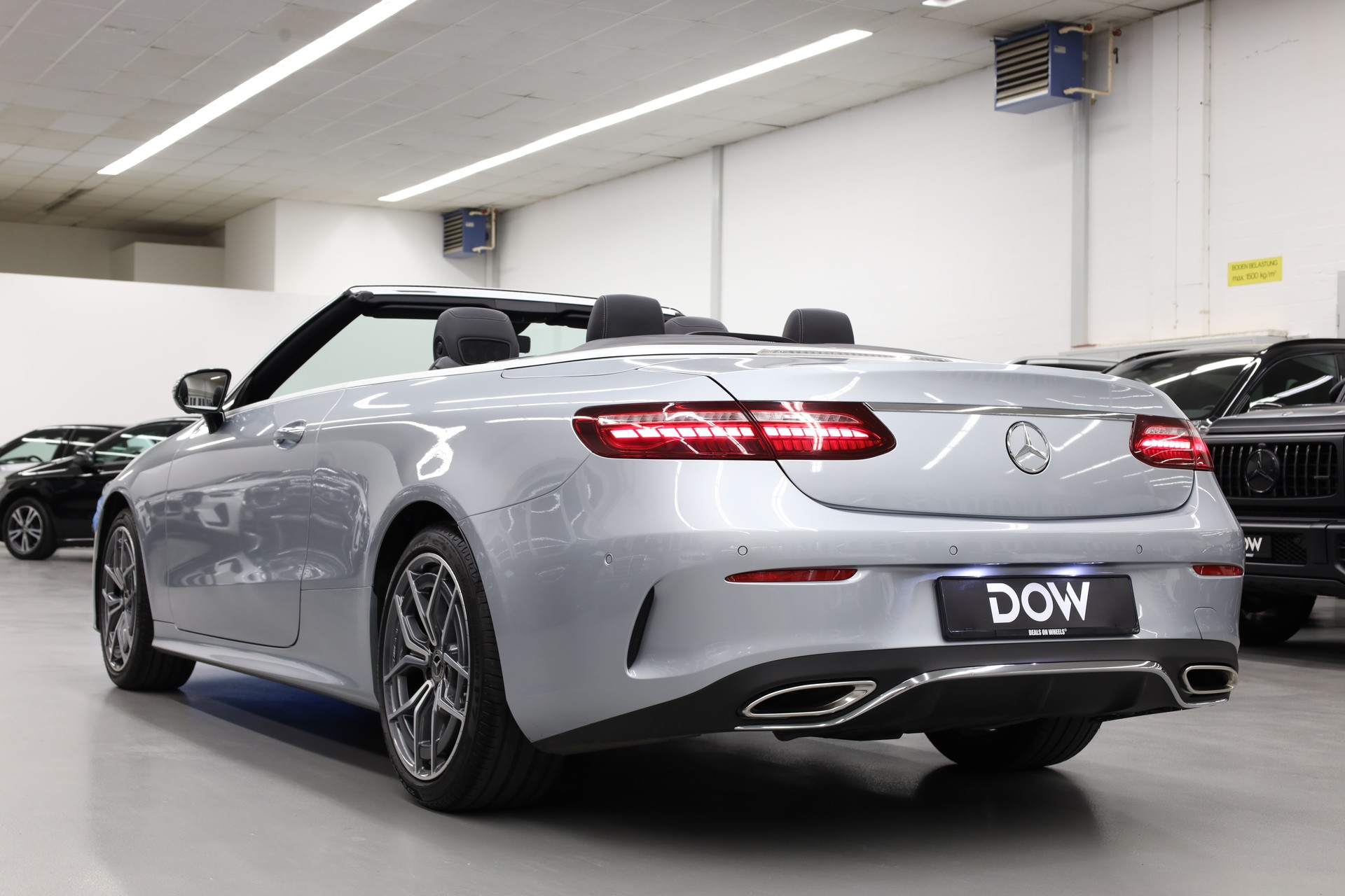 MERCEDES-BENZ E 200 AMG Line 4matic Cabriolet-showroom-element-3