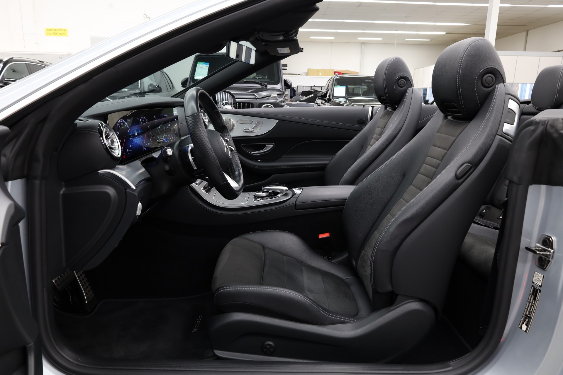 MERCEDES-BENZ E 200 AMG Line 4matic Cabriolet-image-13