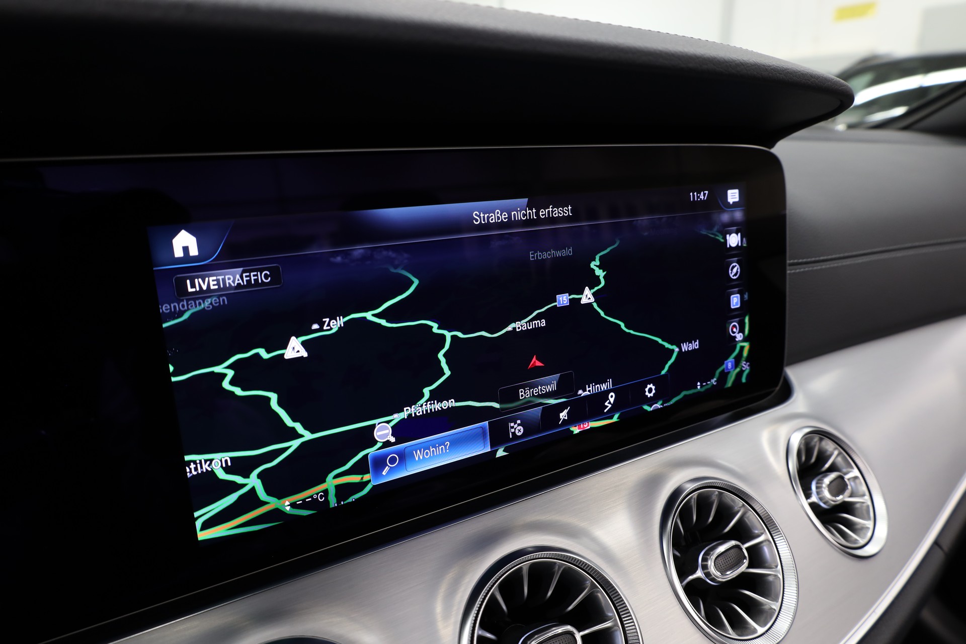 MERCEDES-BENZ E 200 AMG Line 4matic Cabriolet-image-19
