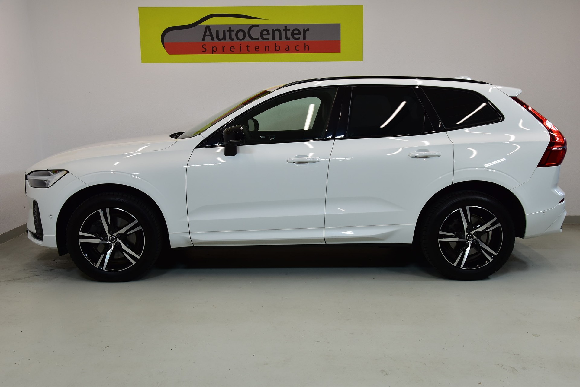 VOLVO XC60 B4 Diesel Mild Hybrid AWD R-Design Geartronic FACELIFT-image-11
