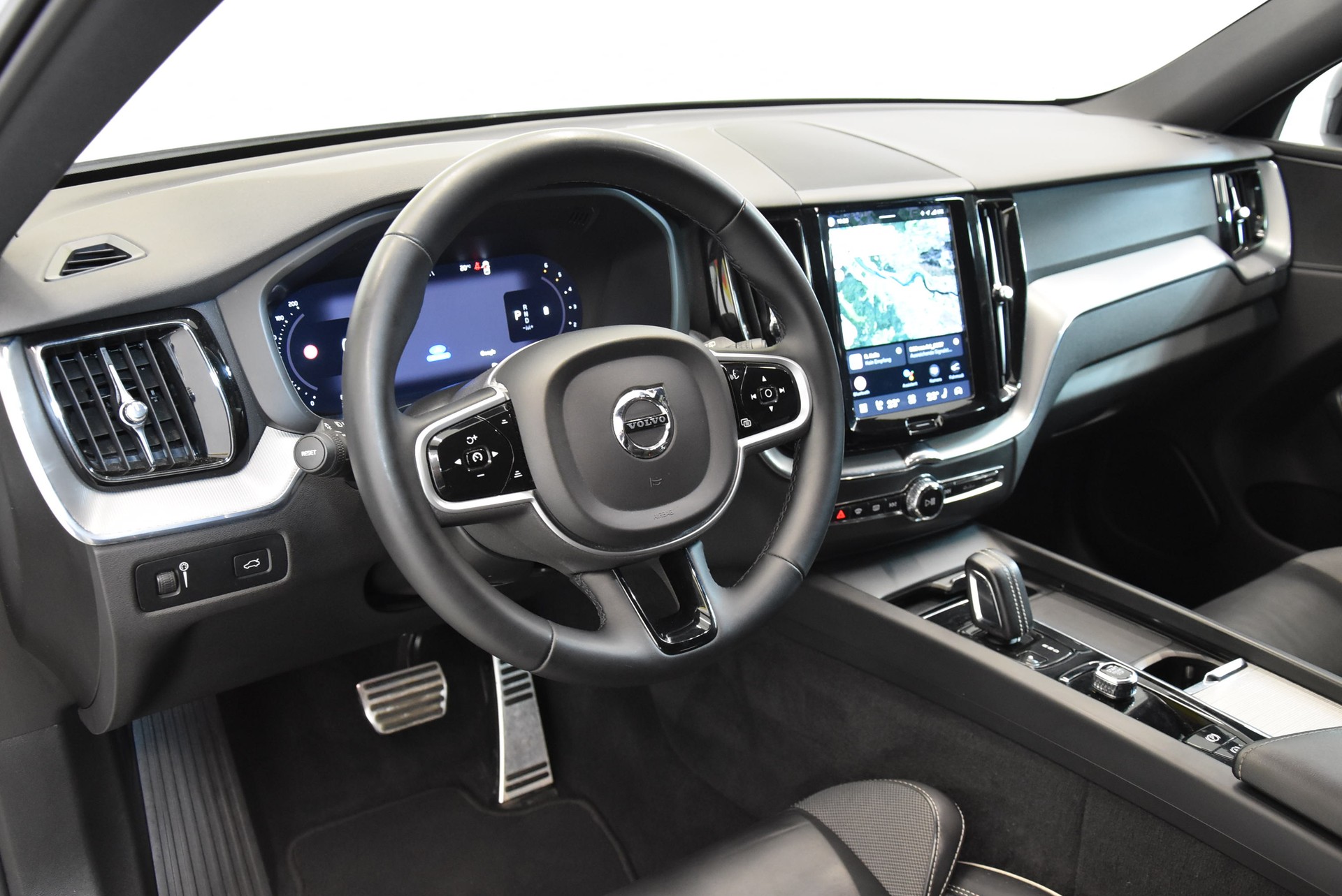 VOLVO XC60 B4 Diesel Mild Hybrid AWD R-Design Geartronic FACELIFT-image-2