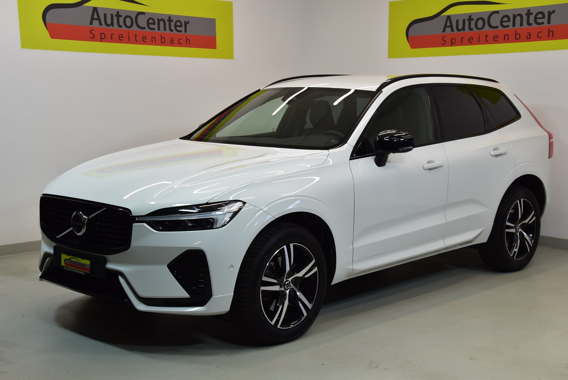 VOLVO XC60 B4 Diesel Mild Hybrid AWD R-Design Geartronic FACELIFT-image-1
