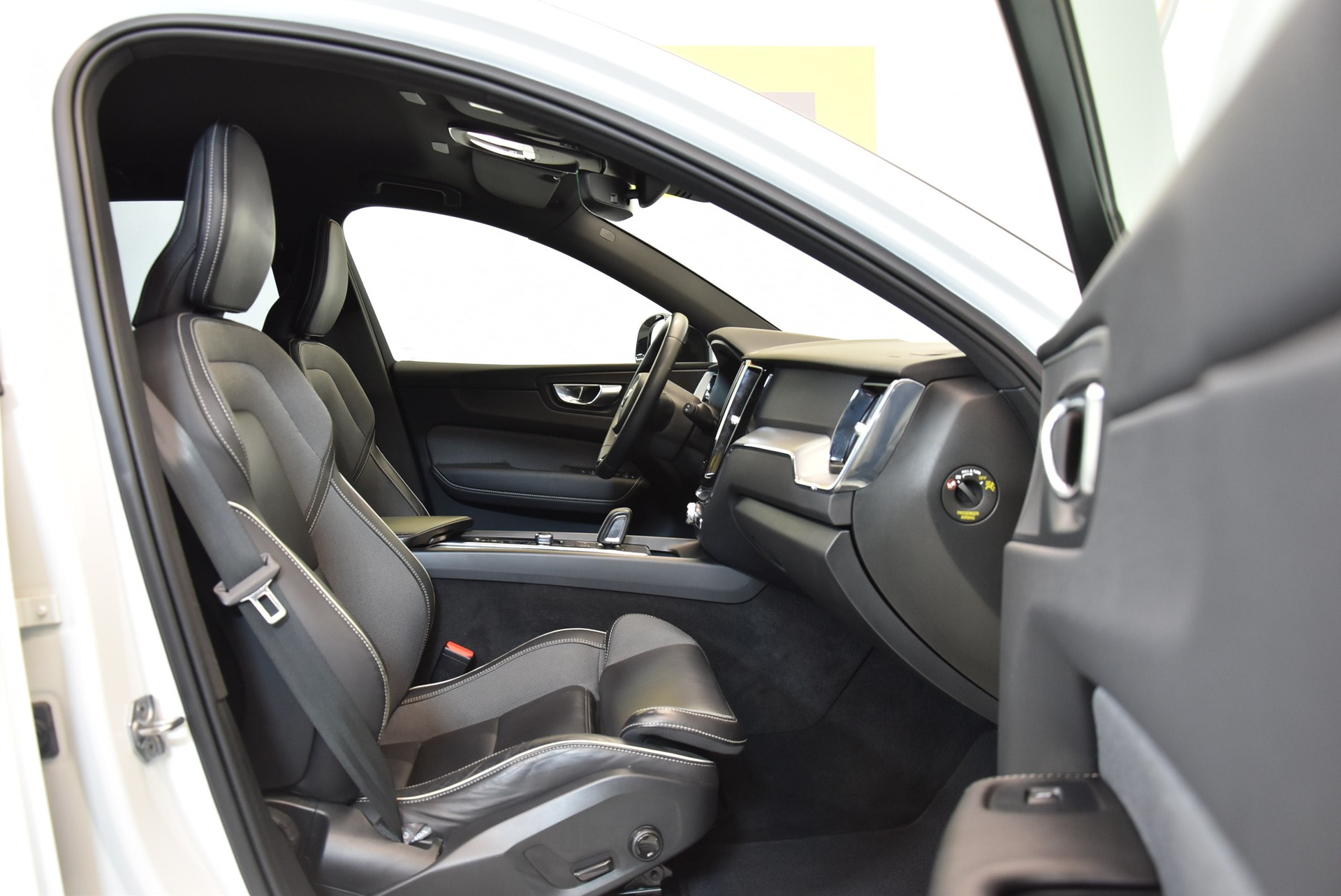 VOLVO XC60 B4 Diesel Mild Hybrid AWD R-Design Geartronic FACELIFT-image-3