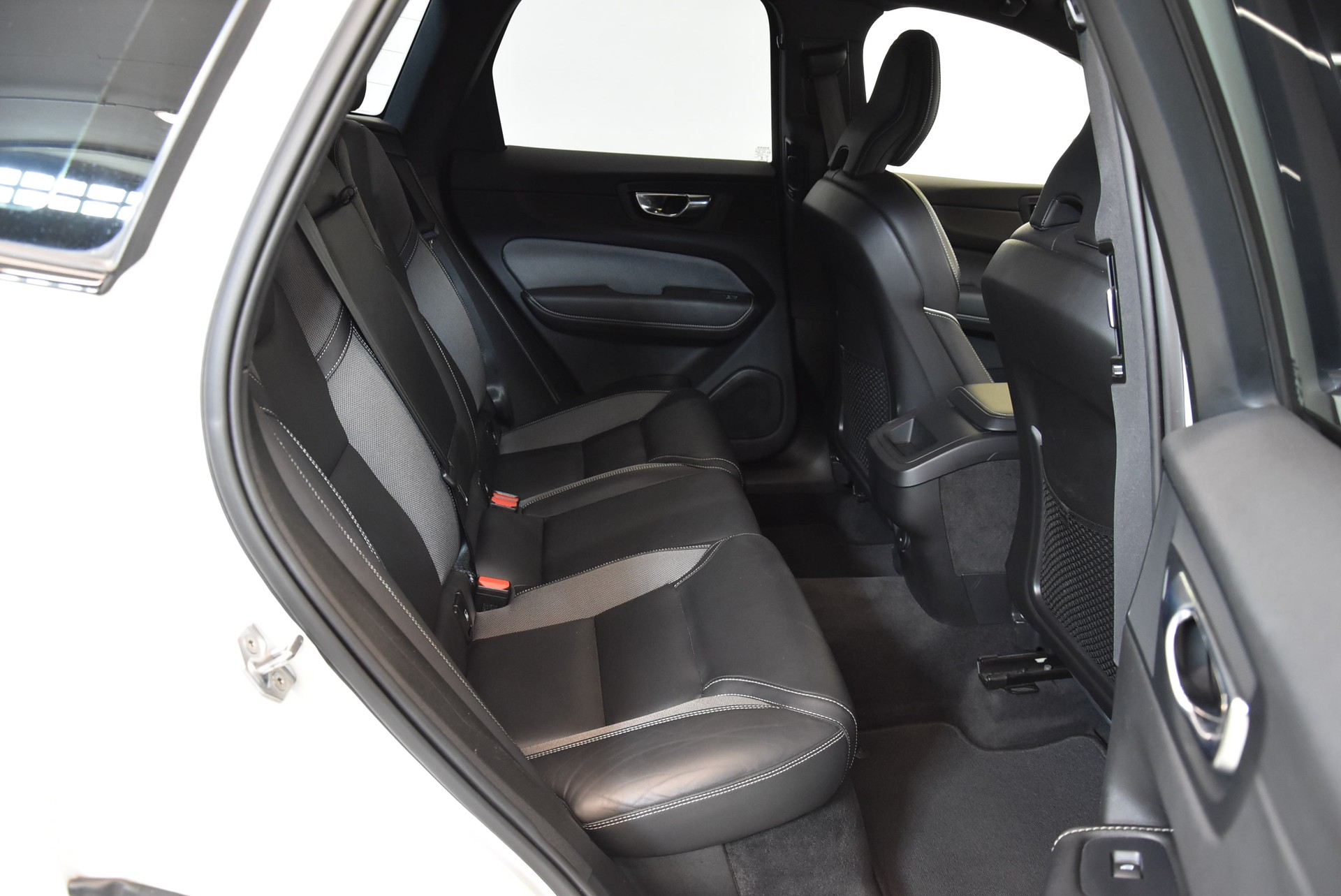 VOLVO XC60 B4 Diesel Mild Hybrid AWD R-Design Geartronic FACELIFT-image-6