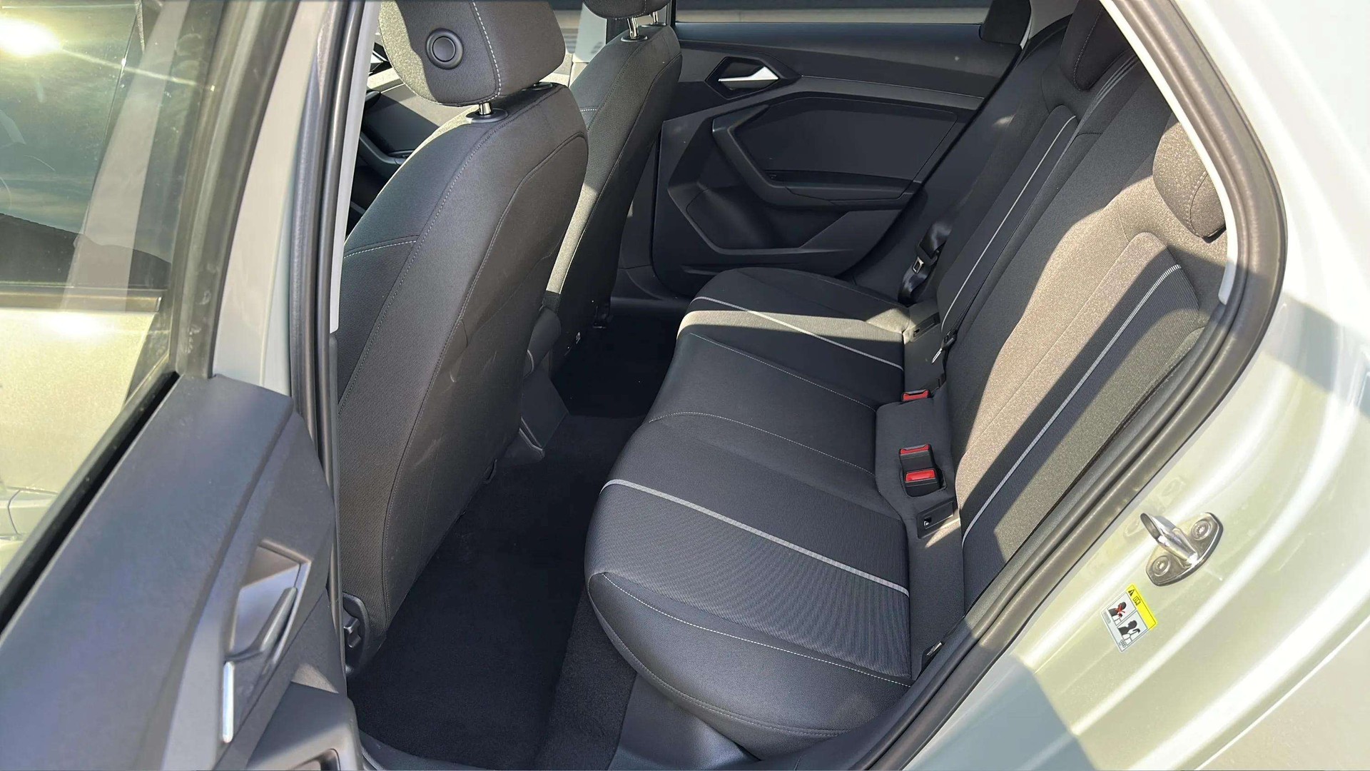 AUDI A1 Sportback 30 TFSI S-tronic Intense mit 5J Werksgarantie oder bis 100000km-image-13