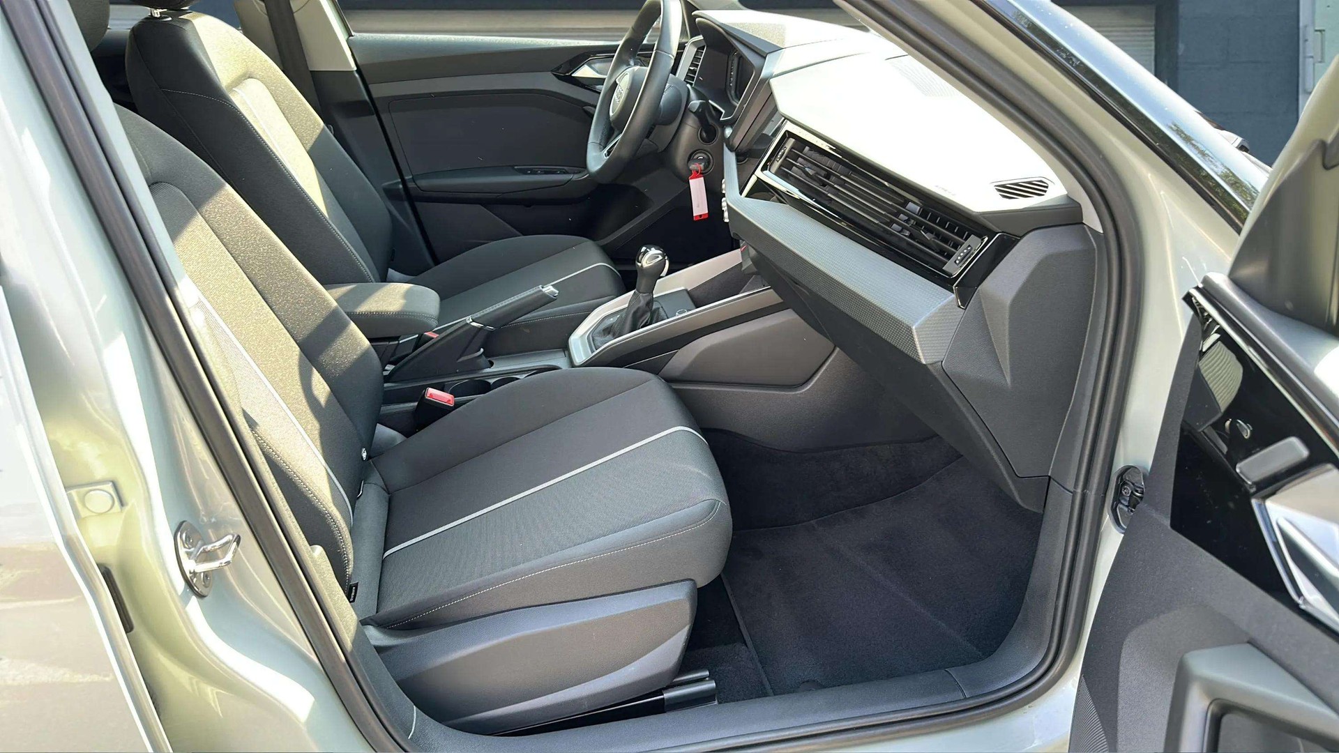 AUDI A1 Sportback 30 TFSI S-tronic Intense mit 5J Werksgarantie oder bis 100000km-image-11