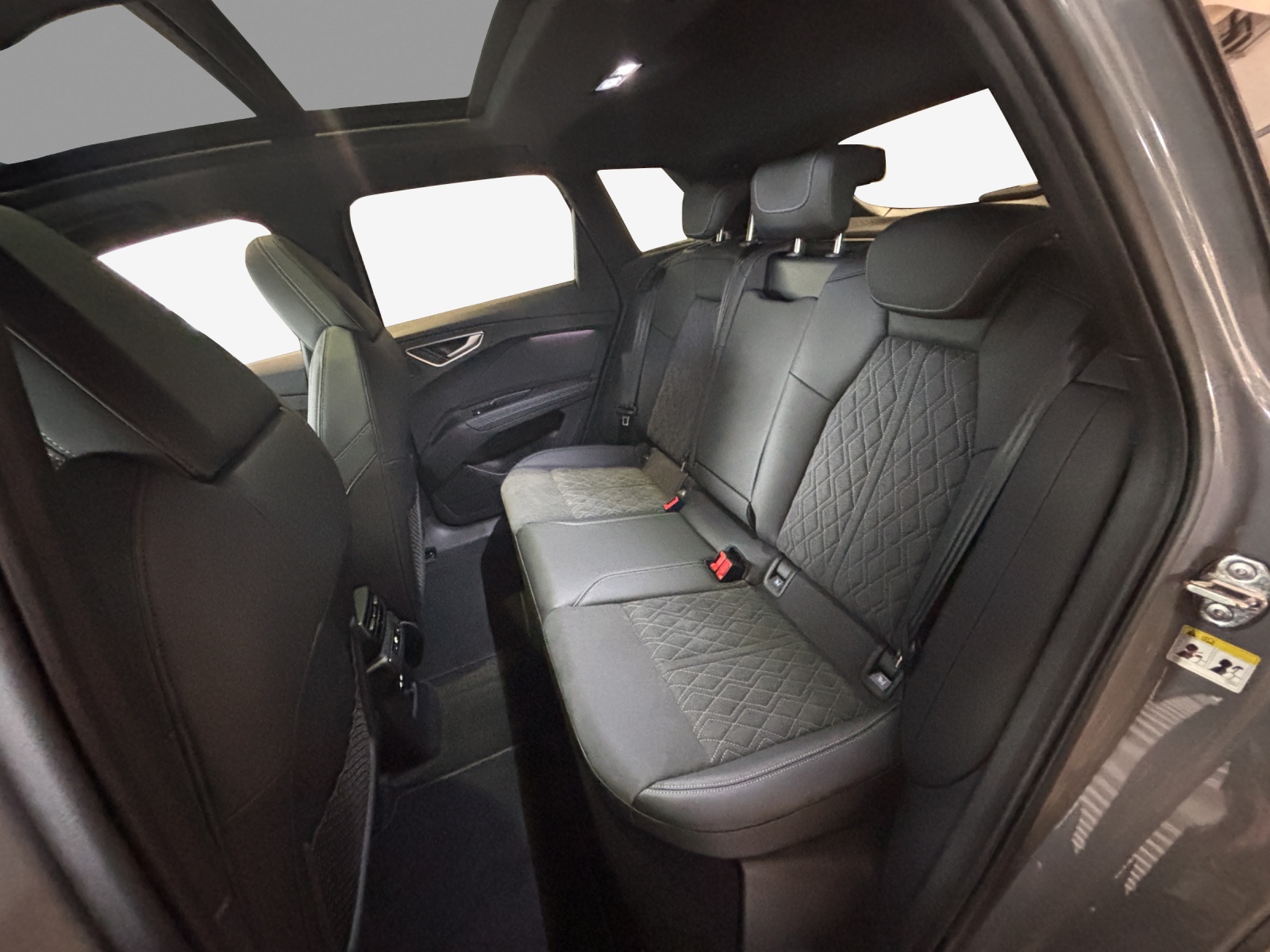 AUDI Q4 e-tron 45 Edition Swiss Ski quattro-image-11