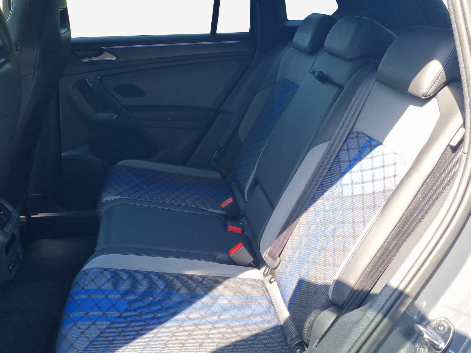 VW Tiguan 2.0TSI R 4Motion DSG-image-11