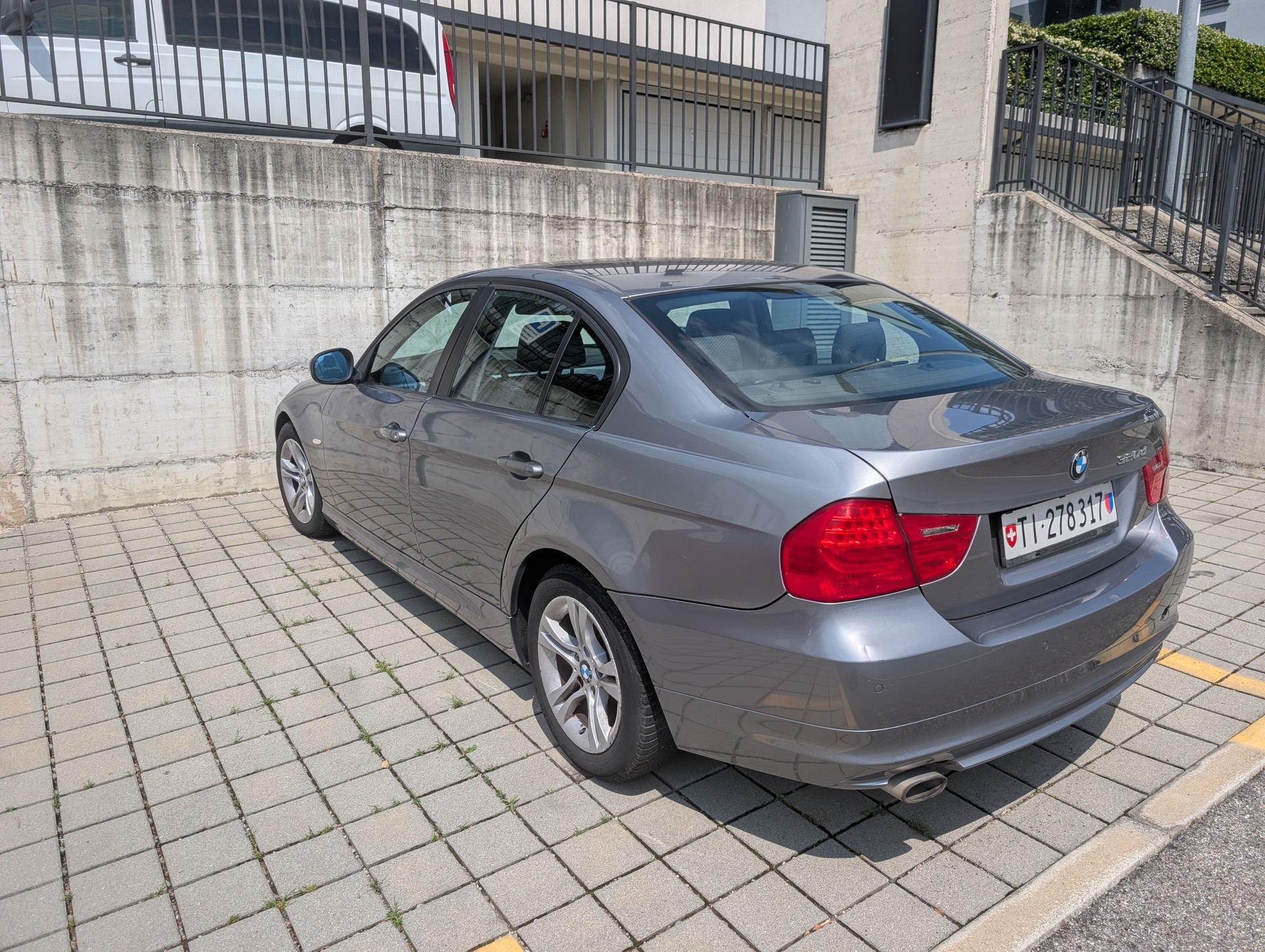 BMW 320d-image-2