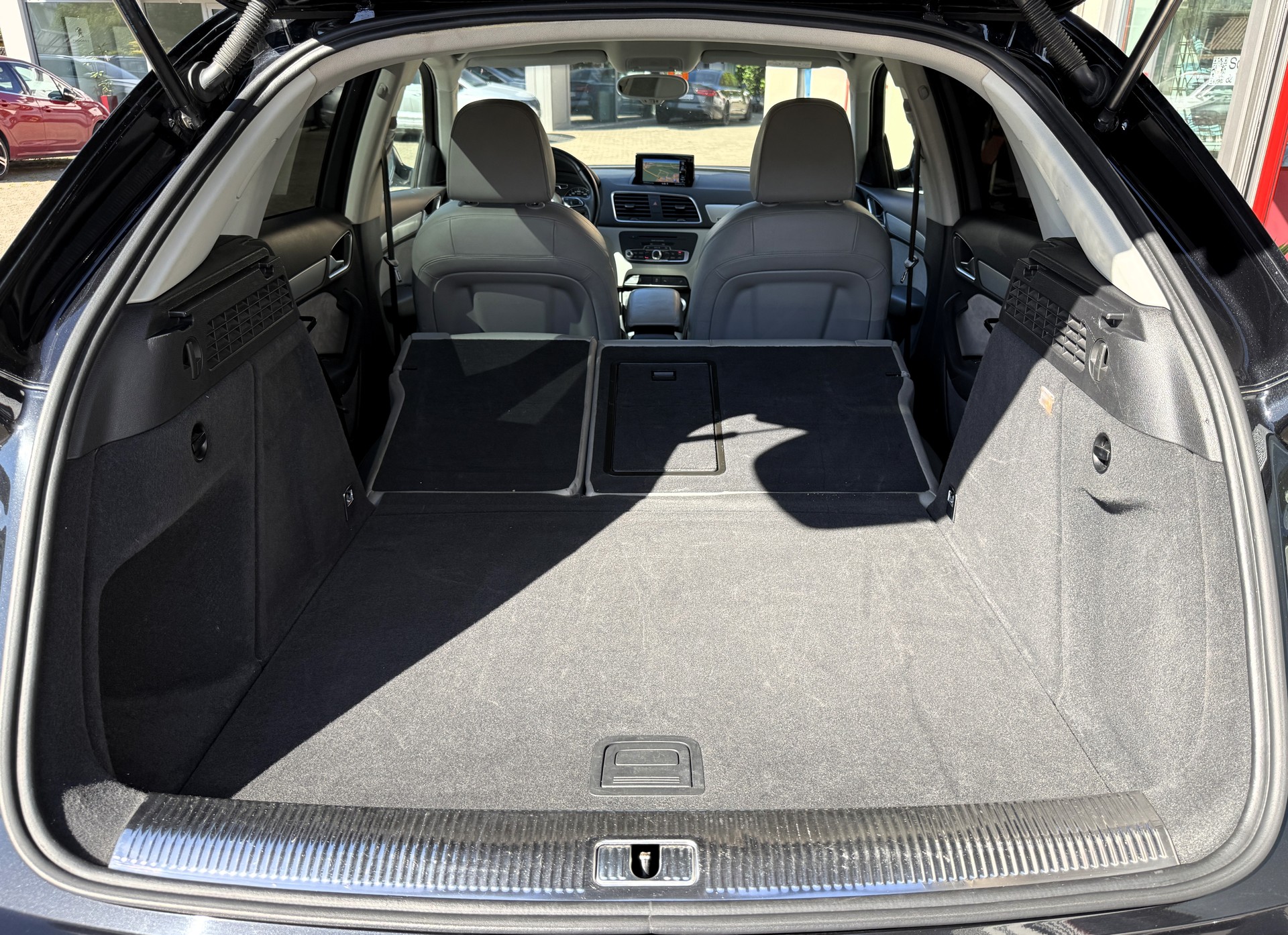 AUDI Q3 2.0 TDI quattro S-tronic-image-8