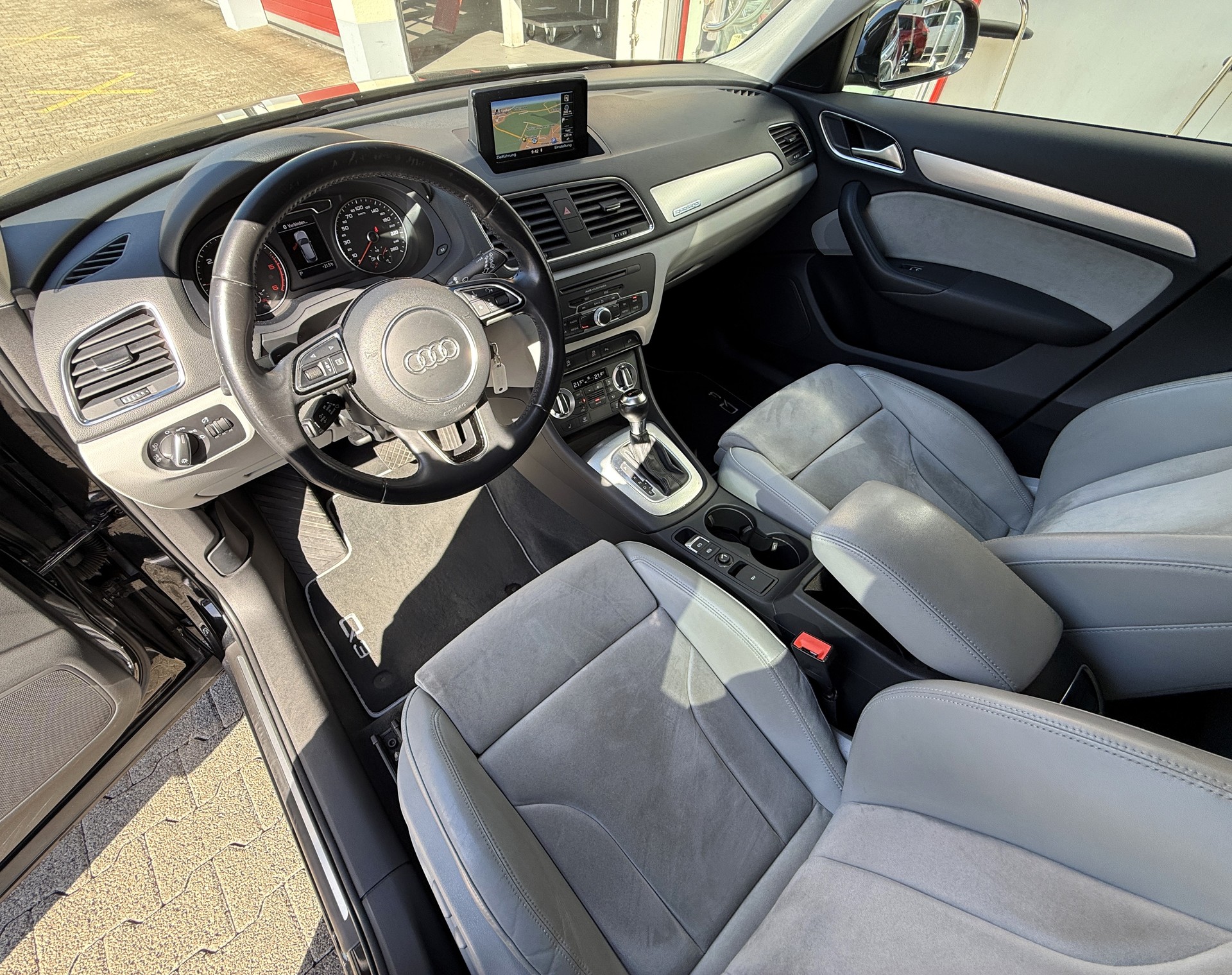 AUDI Q3 2.0 TDI quattro S-tronic-image-14
