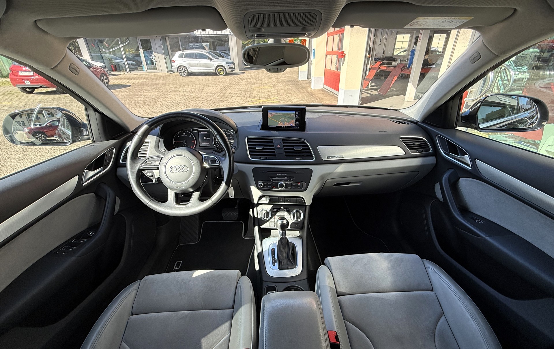 AUDI Q3 2.0 TDI quattro S-tronic-image-11