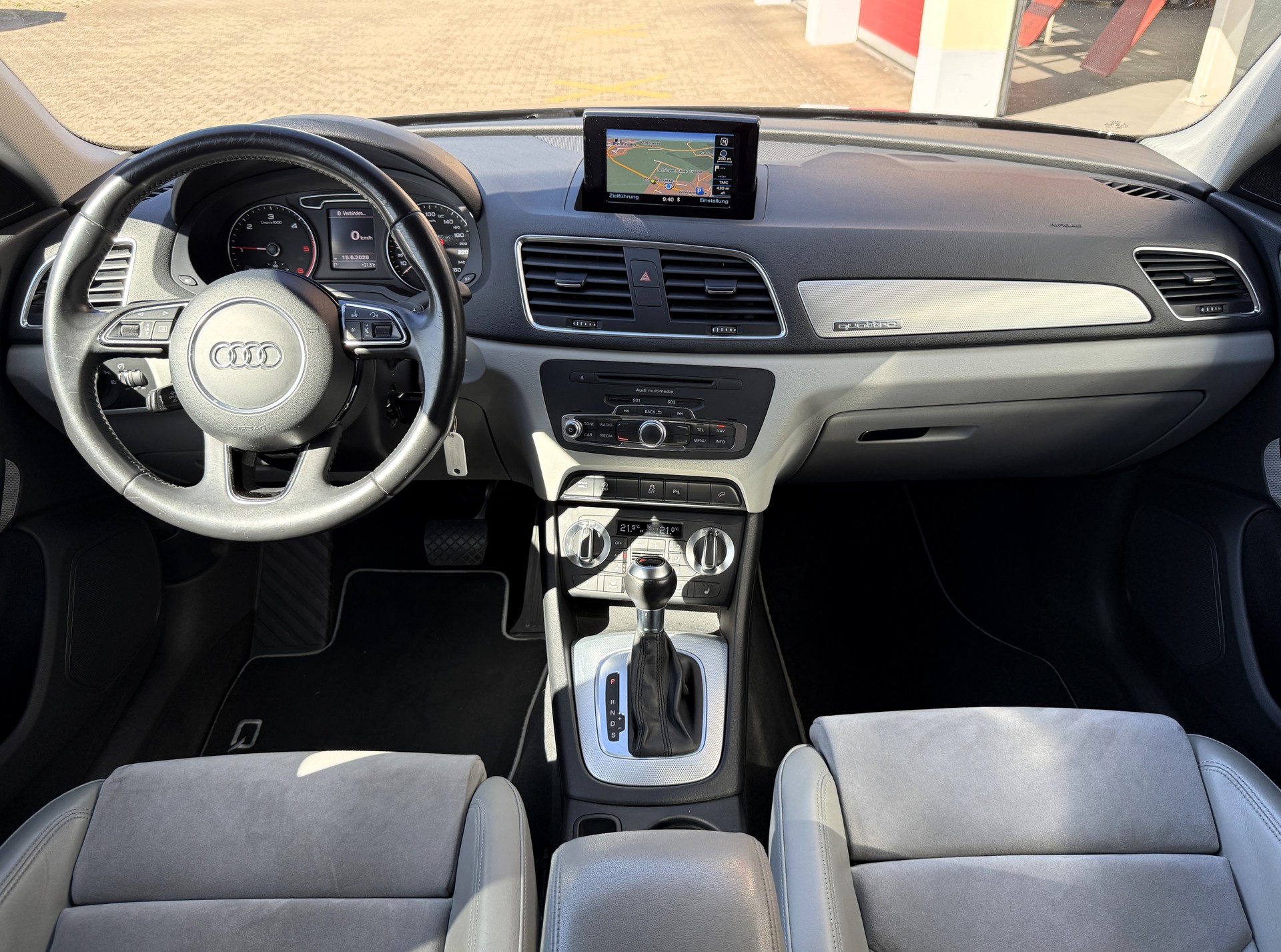 AUDI Q3 2.0 TDI quattro S-tronic-image-12