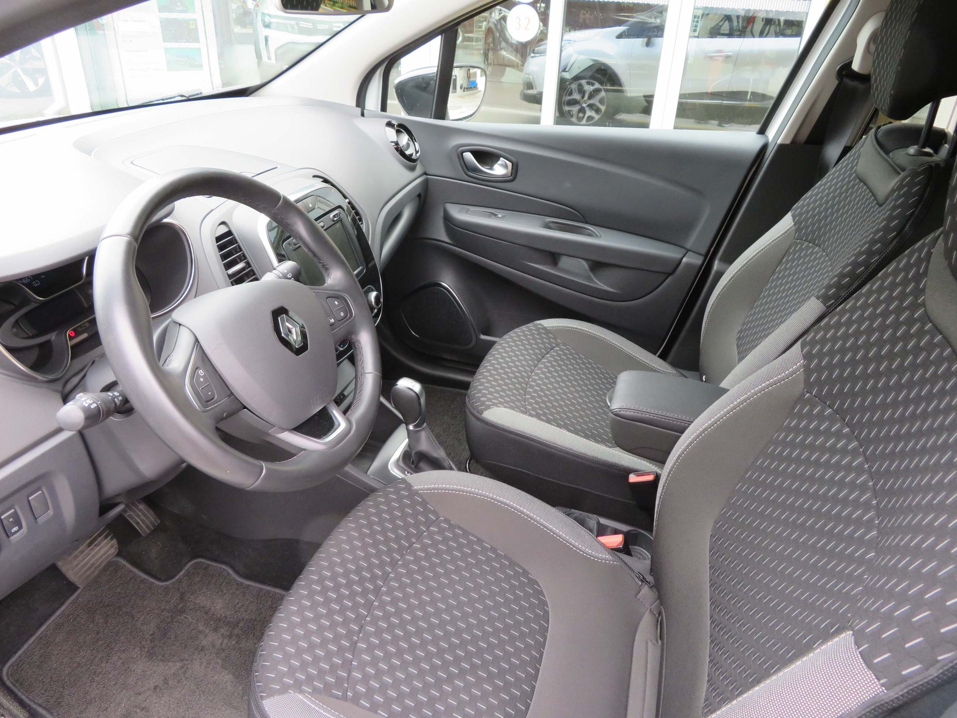 RENAULT Captur 1.3 TCe Intens EDC S/S PF-image-8