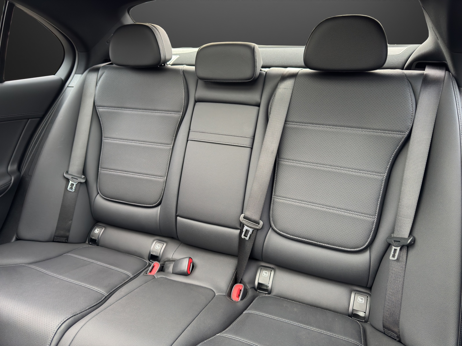 MERCEDES-BENZ C 300 d 4Matic-image-14