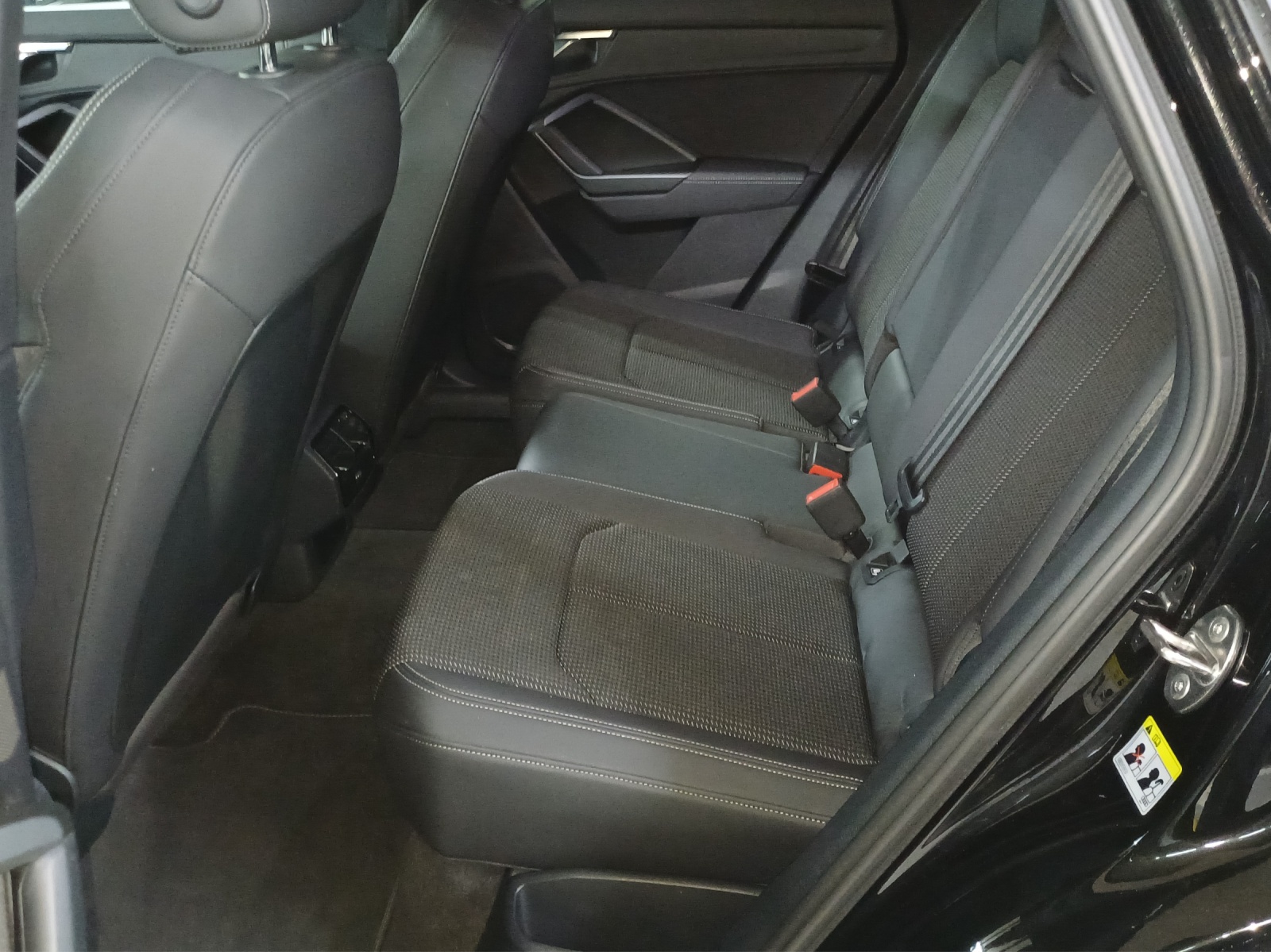 AUDI Q3 35 TFSI S line S-tronic-image-11