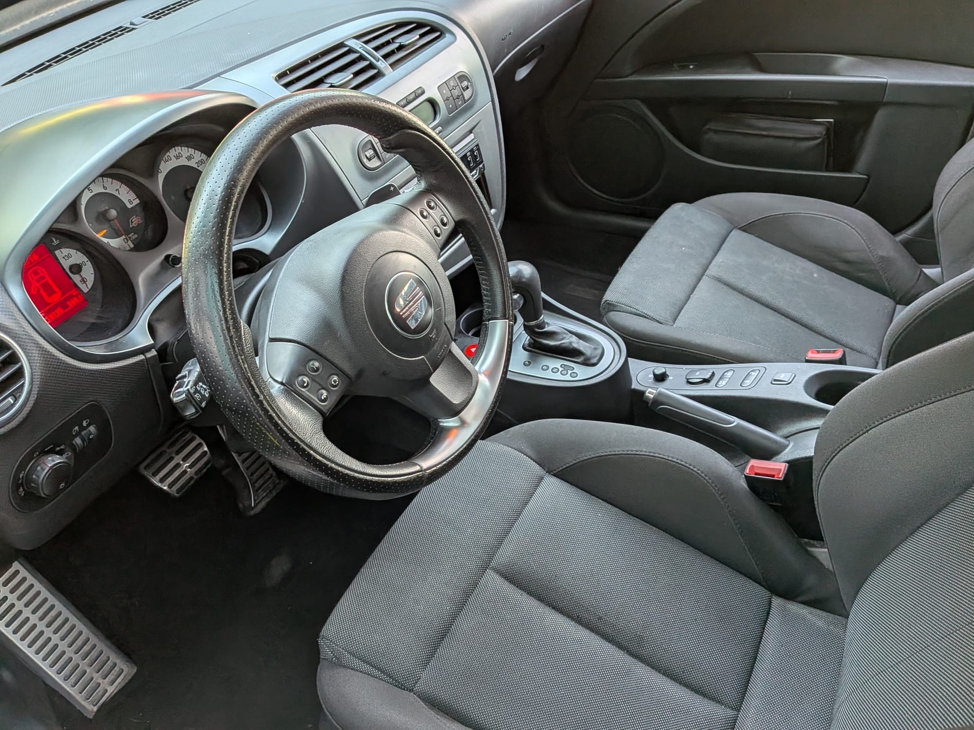 SEAT Leon 2.0 TSI FR-image-5