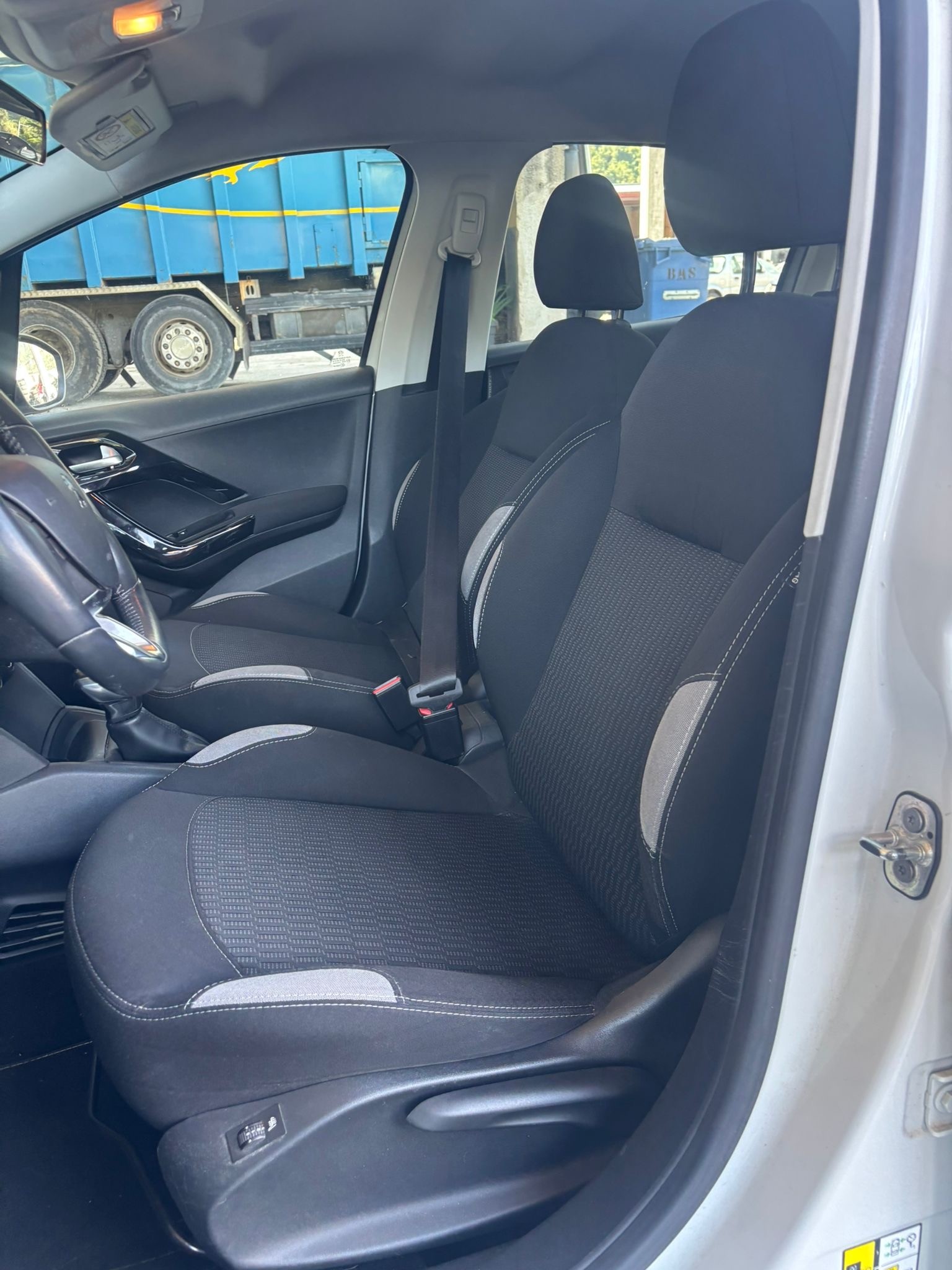 PEUGEOT 208 1.2 VTI Active-image-8