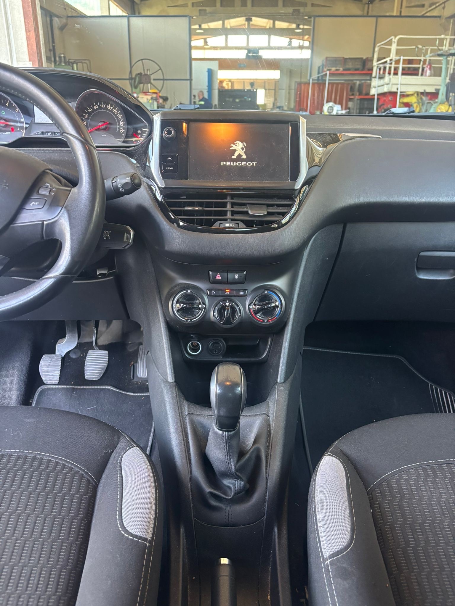 PEUGEOT 208 1.2 VTI Active-image-6