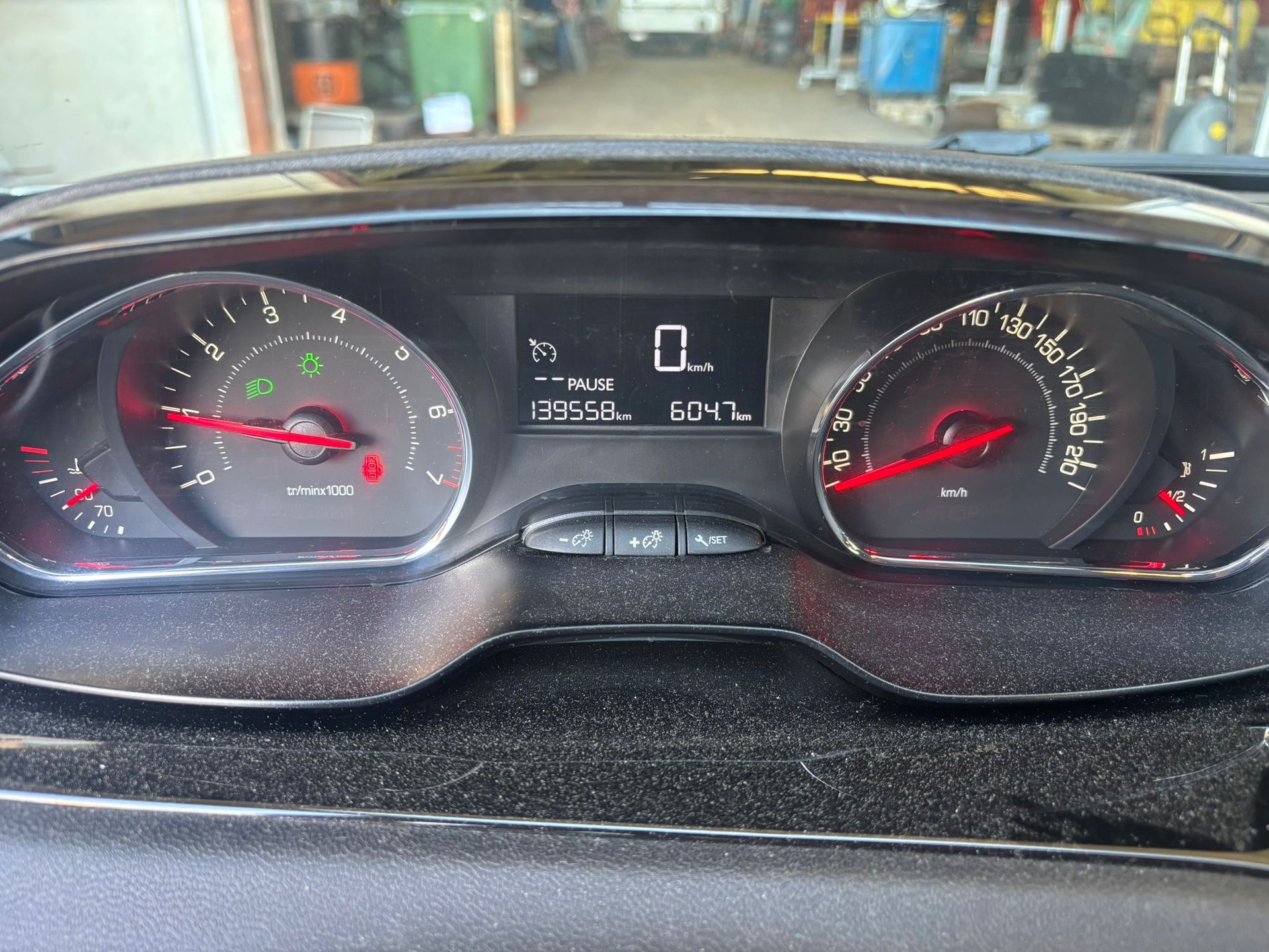 PEUGEOT 208 1.2 VTI Active-image-5