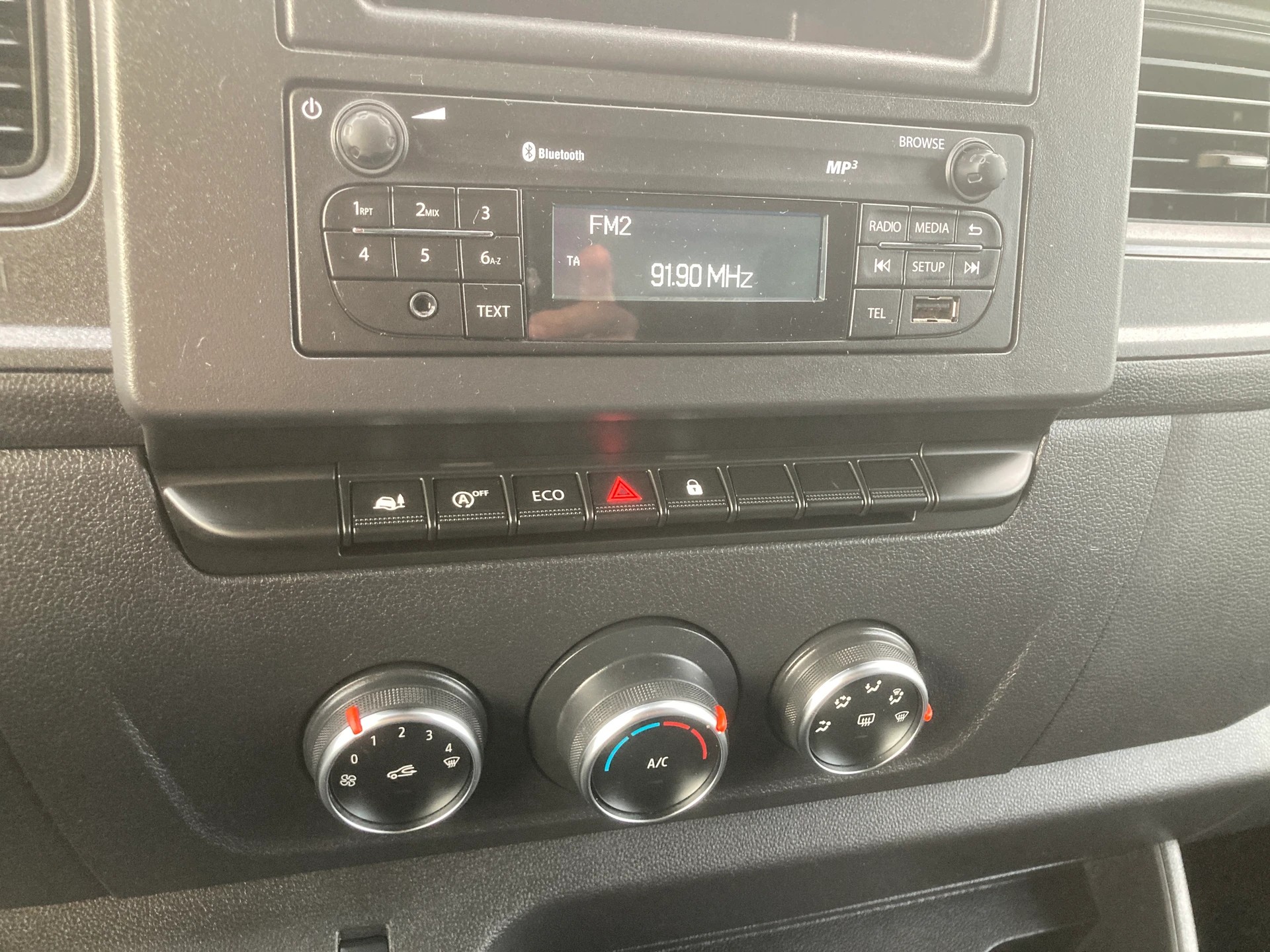 RENAULT Master T35 2.3 Blue dCi 145 L3H3 mit Hebebühne-image-11