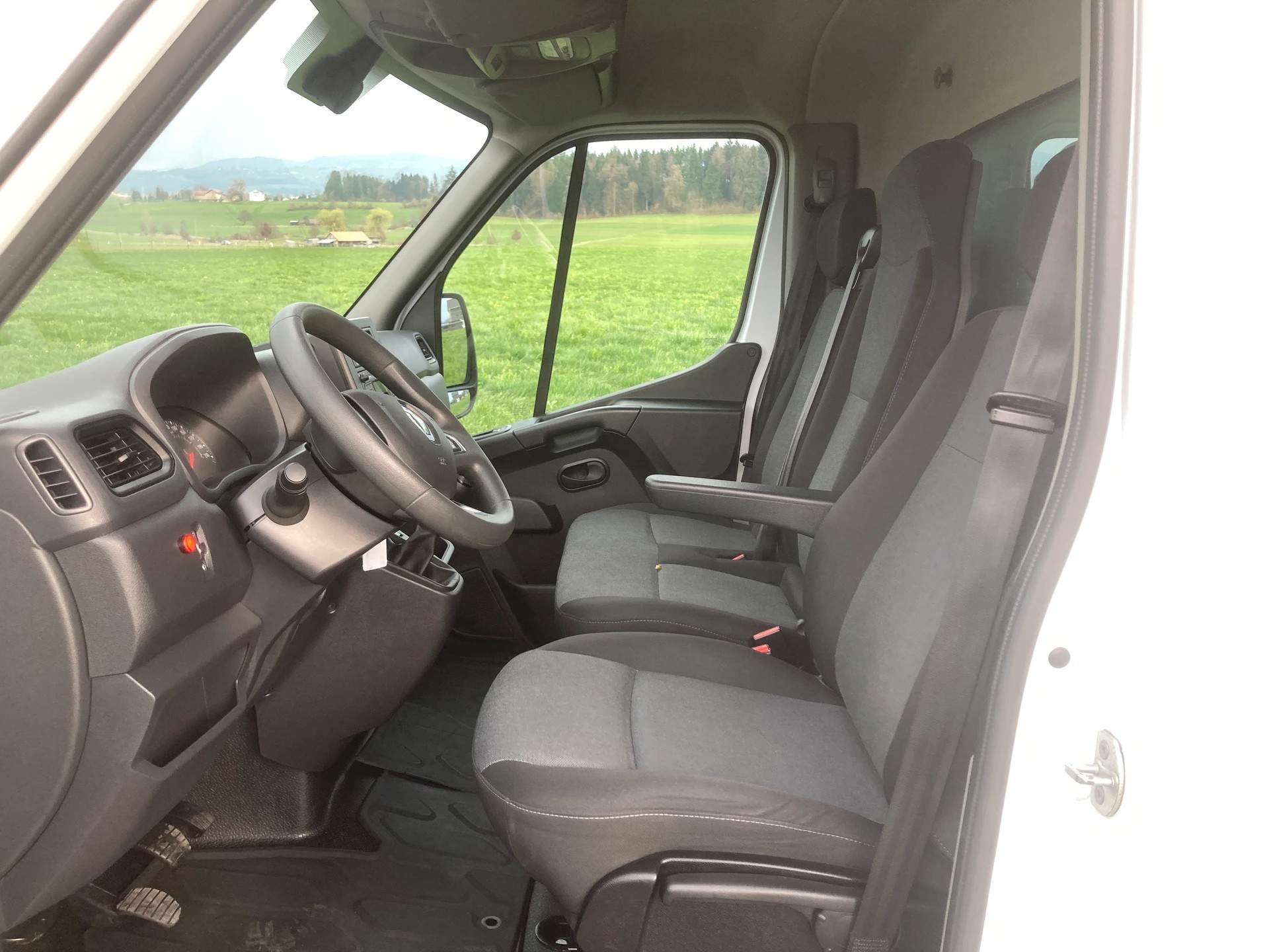 RENAULT Master T35 2.3 Blue dCi 145 L3H3 mit Hebebühne-image-9