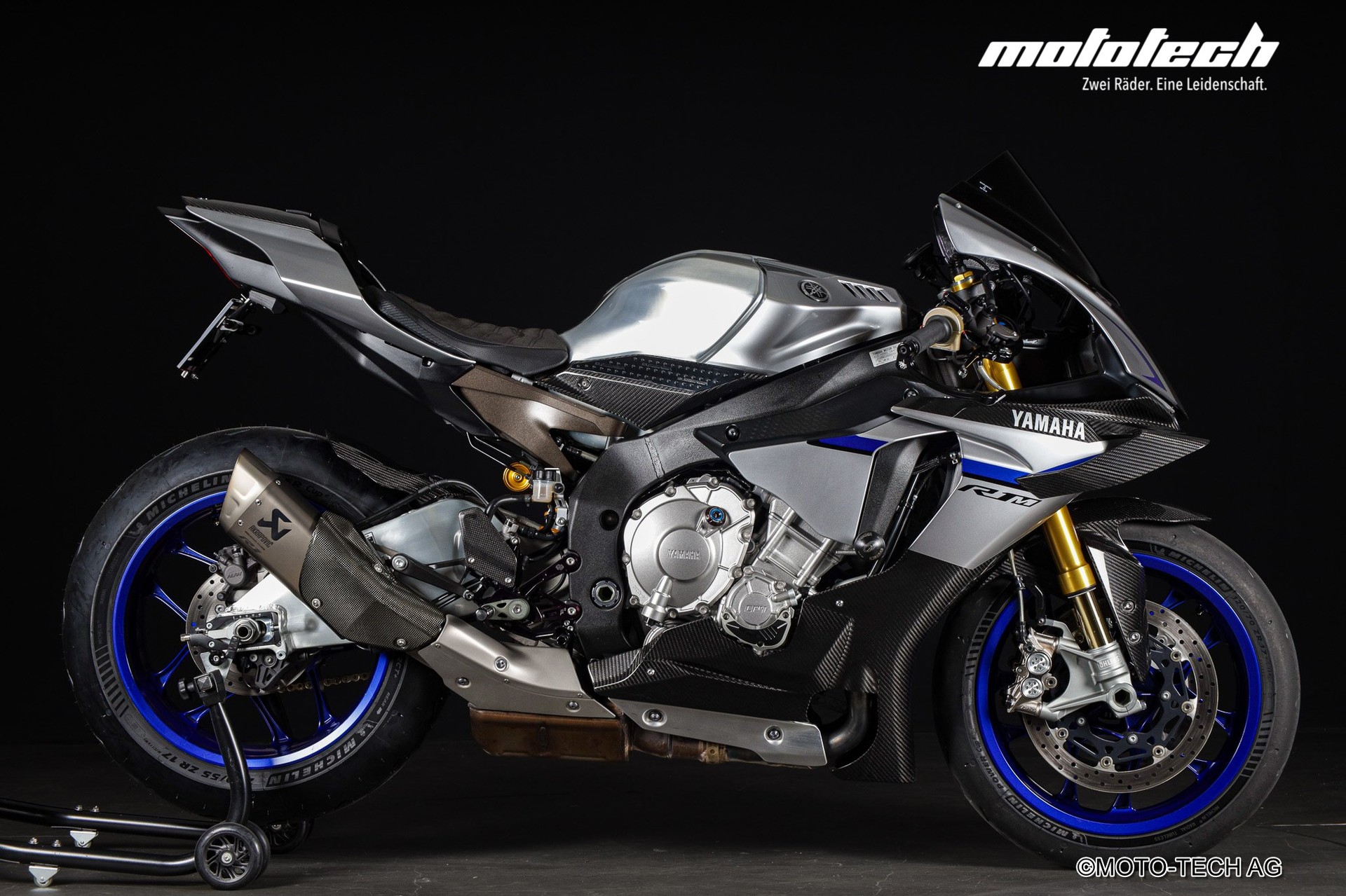 YAMAHA YZF-R1 M ABS AKRAPOVIC-showroom-element-1