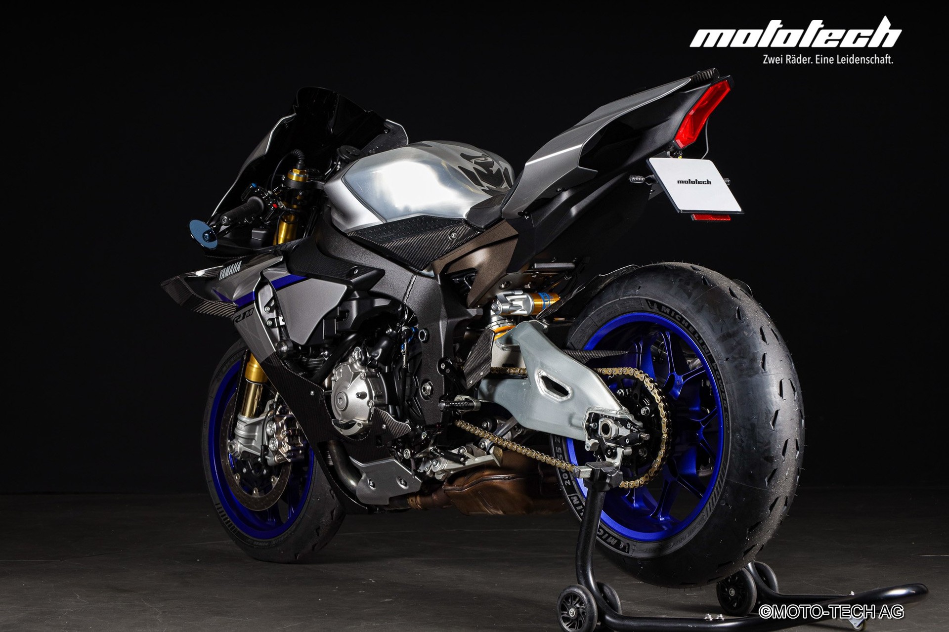 YAMAHA YZF-R1 M ABS AKRAPOVIC-showroom-element-3