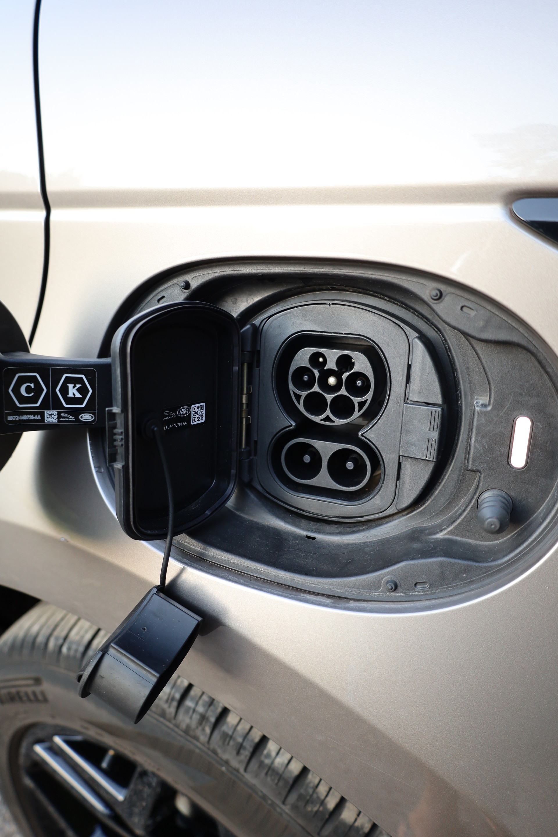 LAND ROVER 1.5 T 300e R-Dynamic Autobiography-image-15