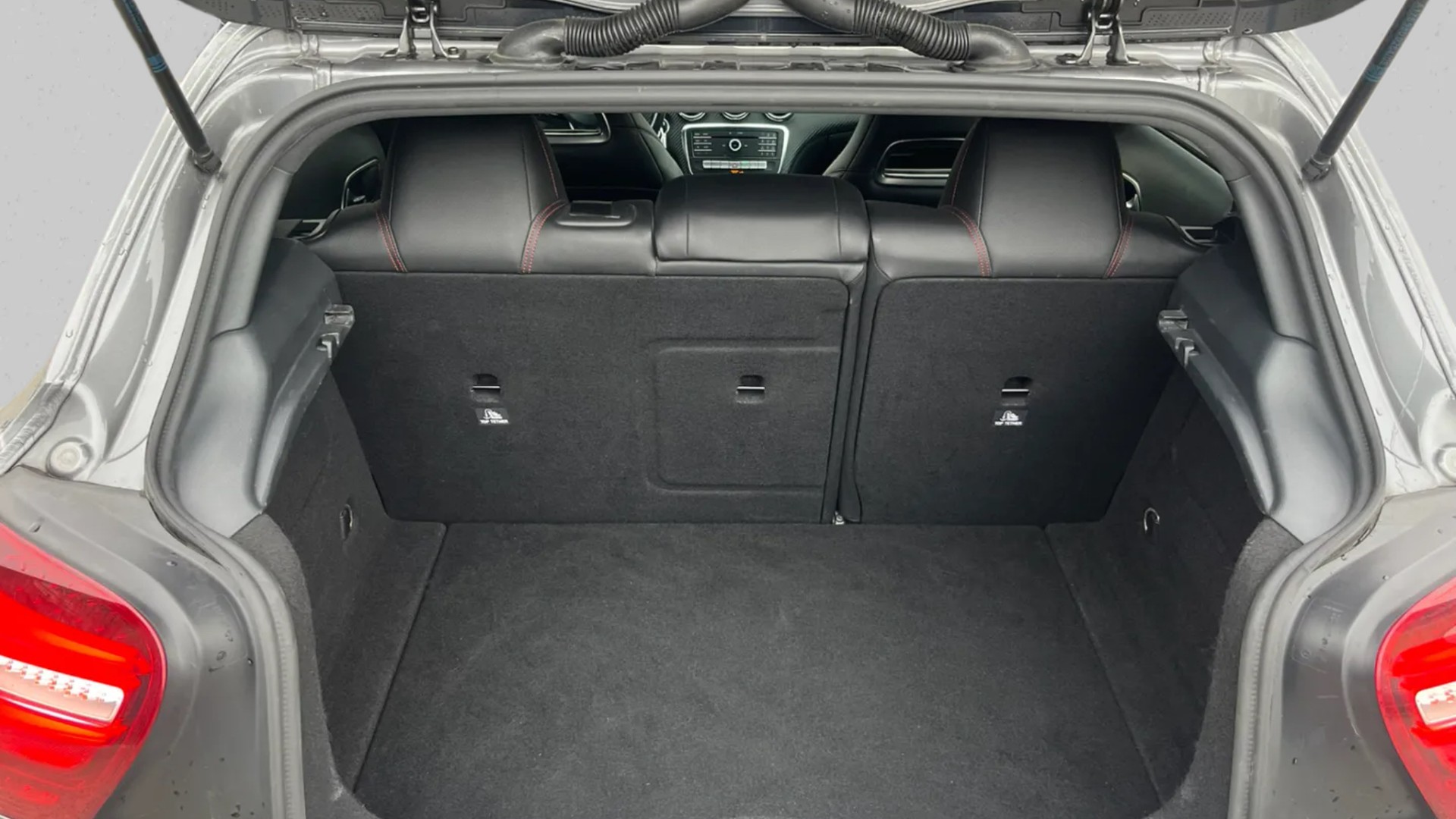 MERCEDES-BENZ A 180 AMG Line 7G-DCT-image-10