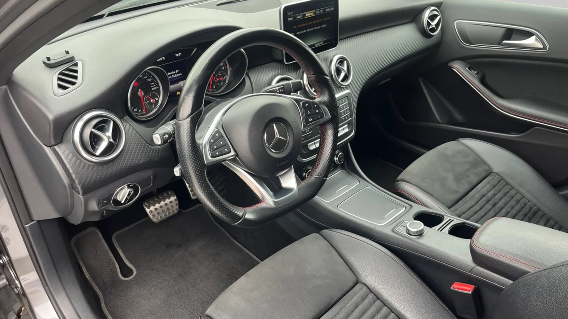 MERCEDES-BENZ A 180 AMG Line 7G-DCT-image-11