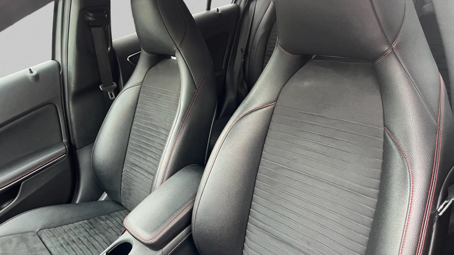MERCEDES-BENZ A 180 AMG Line 7G-DCT-image-12