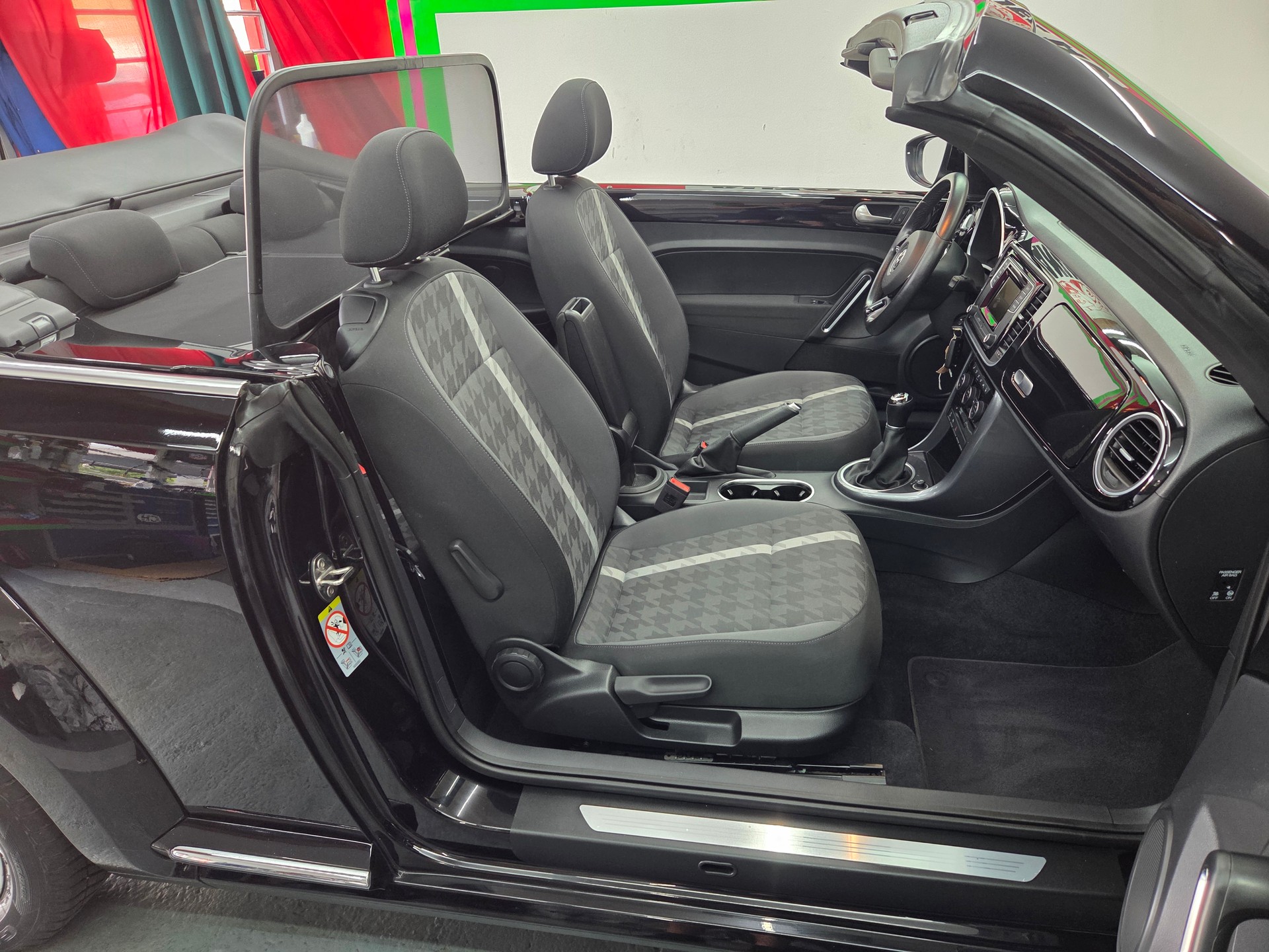 VW Beetle Cabriolet 1.2 TSI BMT Design-image-12