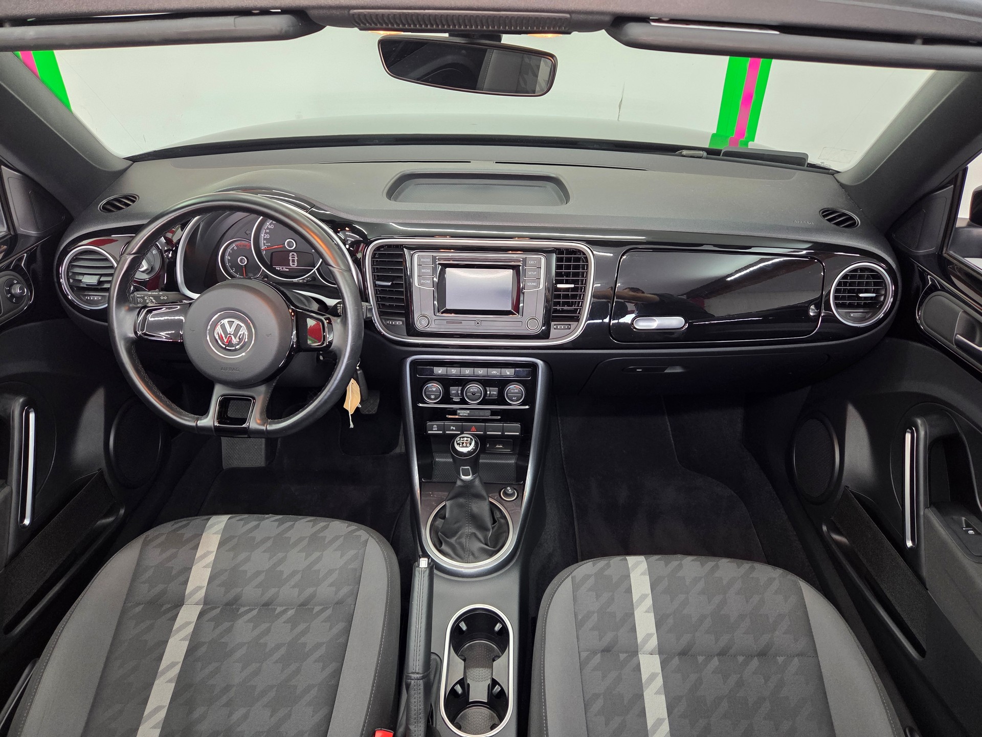 VW Beetle Cabriolet 1.2 TSI BMT Design-image-10