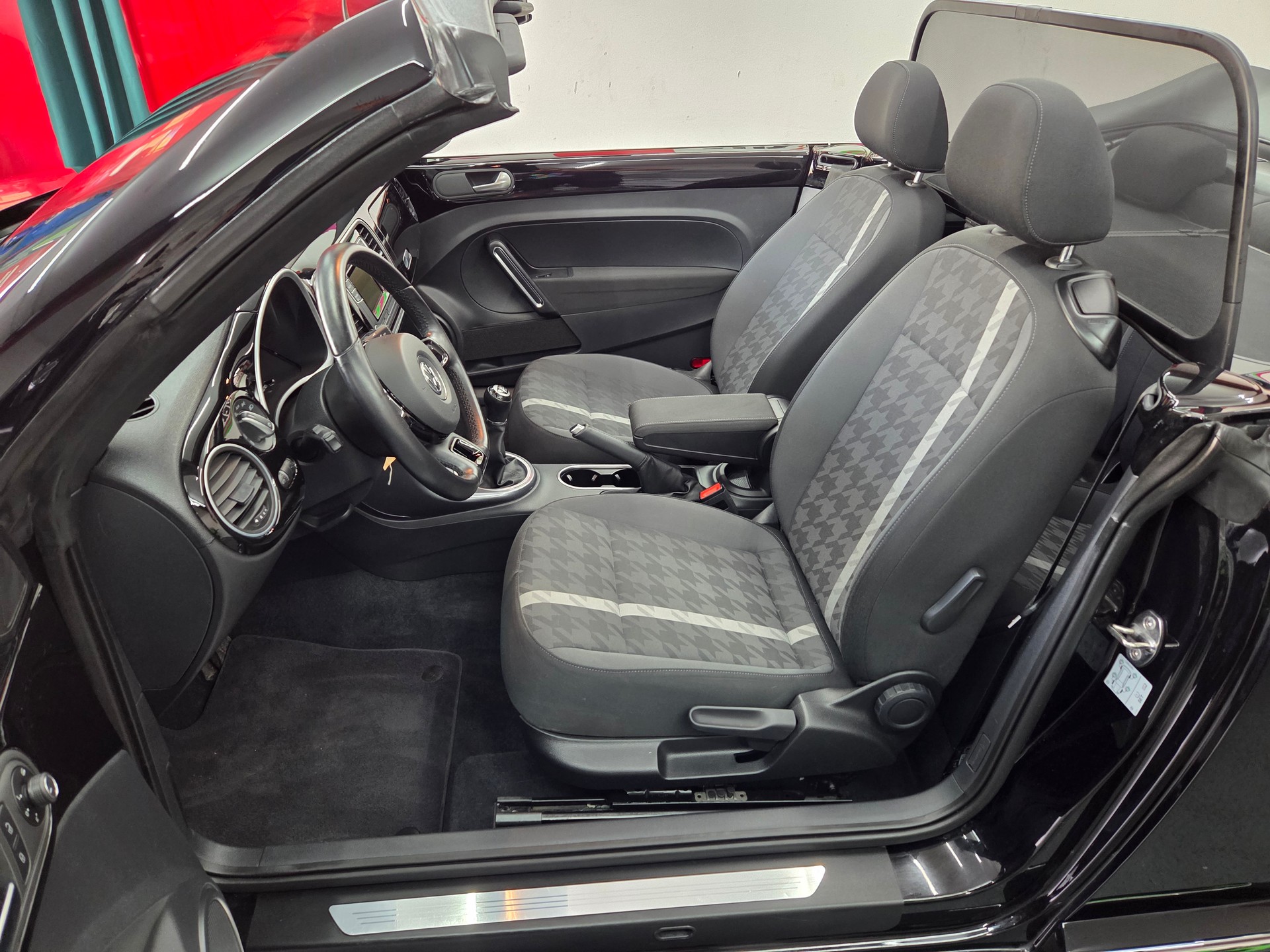 VW Beetle Cabriolet 1.2 TSI BMT Design-image-11
