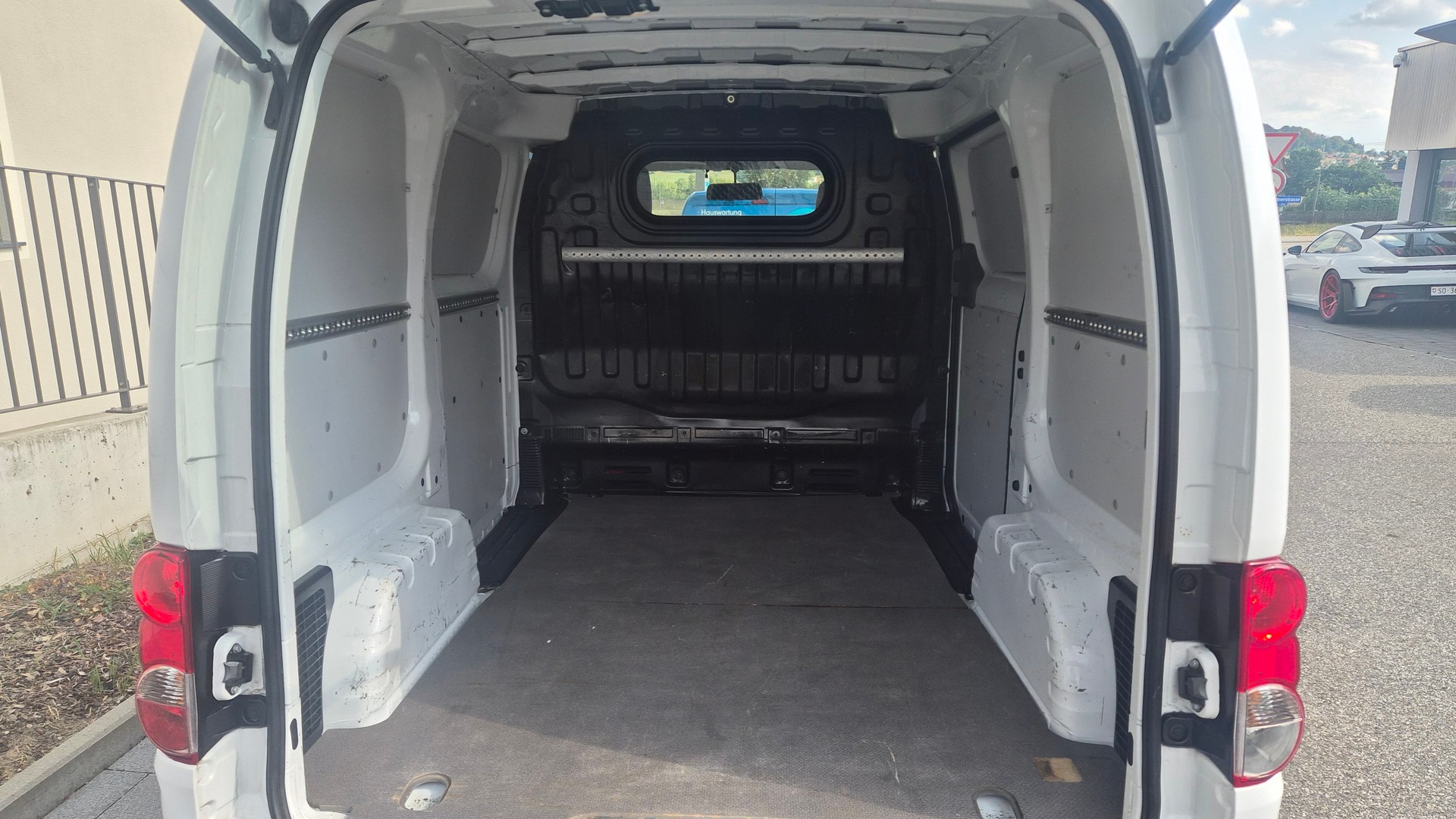 NISSAN NV200-image-2