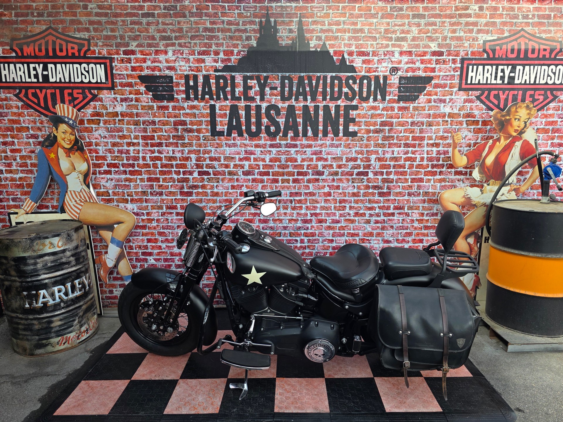 HARLEY-DAVIDSON FLSTSB Cross Bones-showroom-element-1