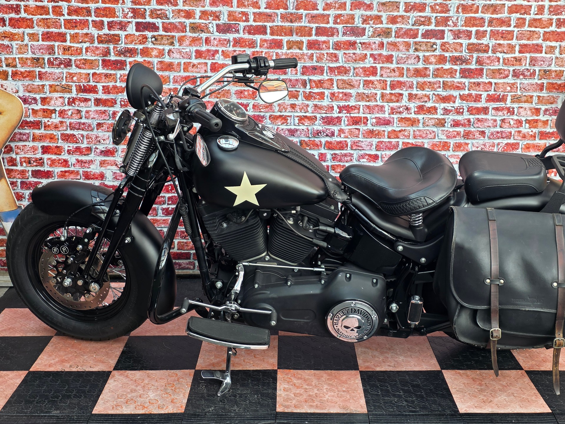 HARLEY-DAVIDSON FLSTSB Cross Bones-showroom-element-3
