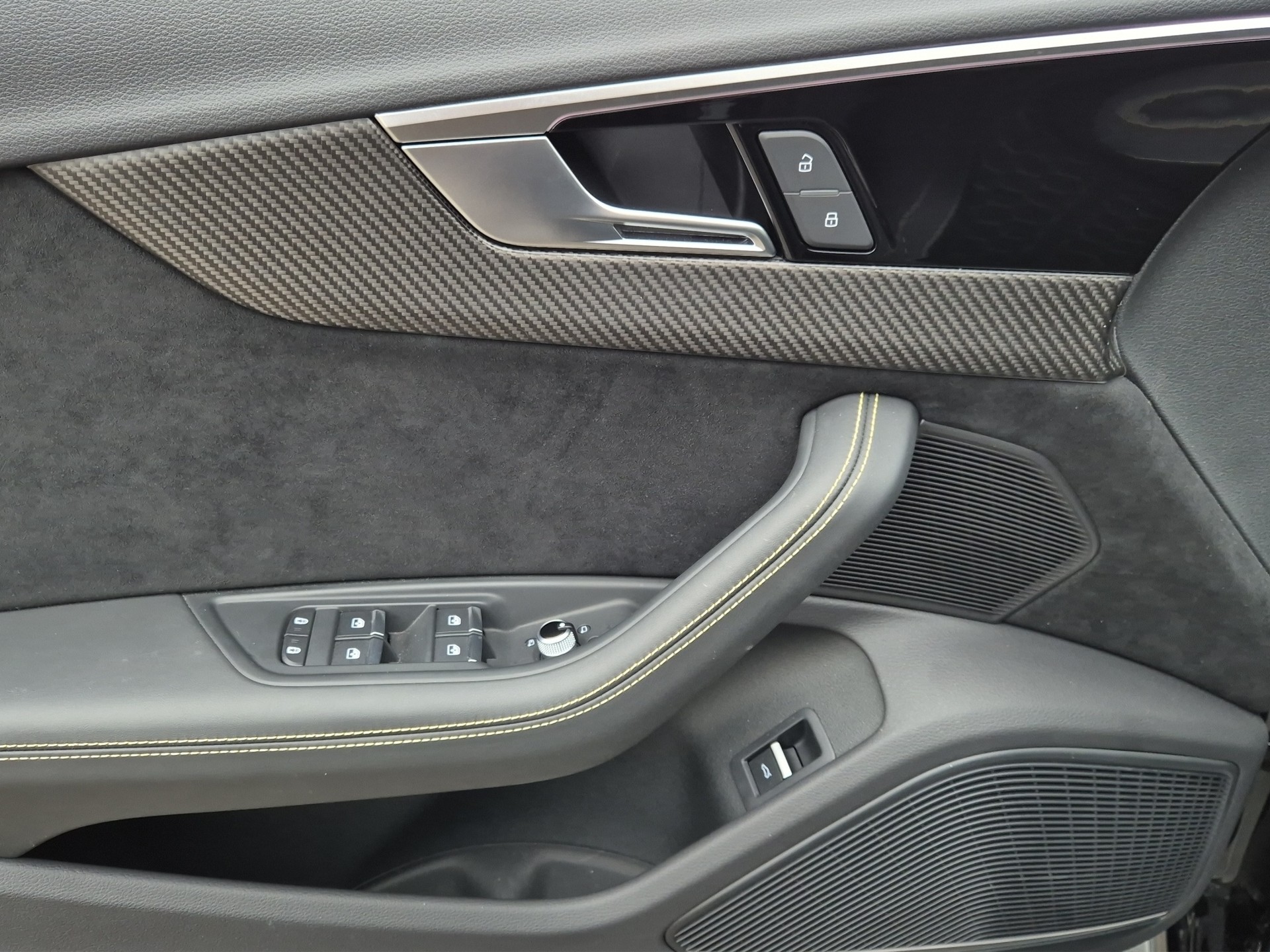 AUDI RS4 Avant 25 year edition quattro tiptronic-image-13